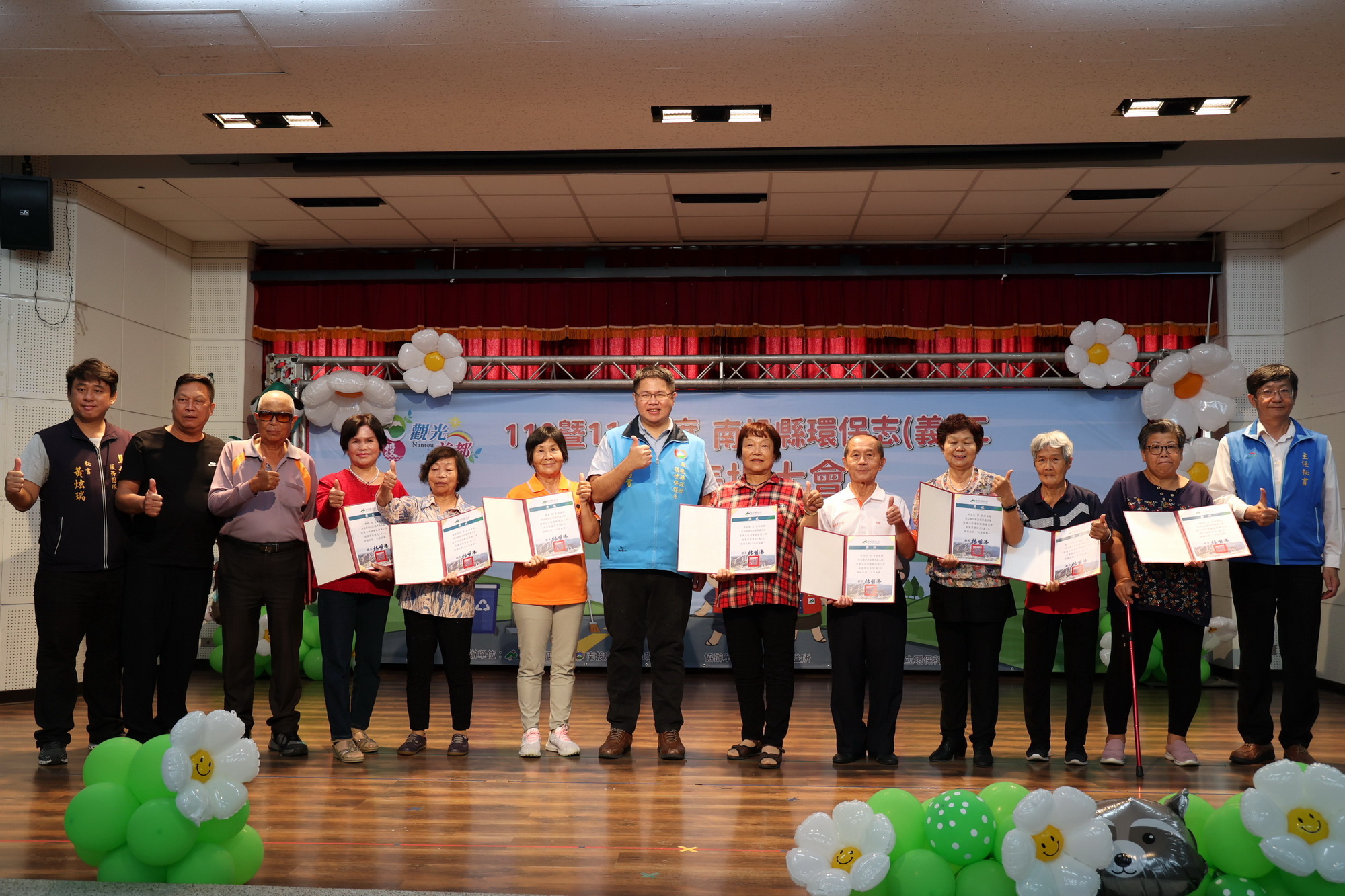 other image4-Thank you for your contribution. Magistrate Lin honored the senior environmental protection volunteers in the county, November 16