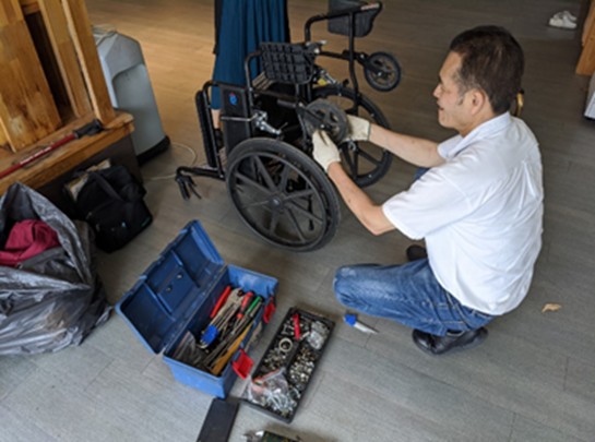 (開新視窗)連至 維修技師輪椅為民眾進行輪椅維修 完整照片