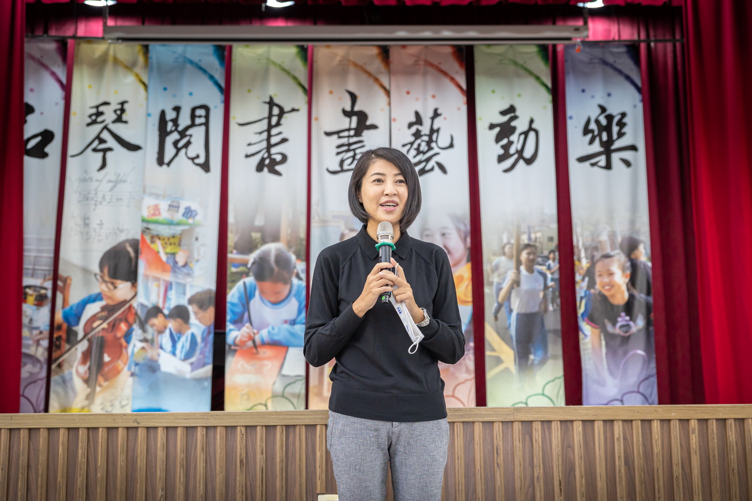 (開新視窗)連至 劉秀忍基金會發助學金傳愛 許縣長鼓勵學生認真求學 完整照片