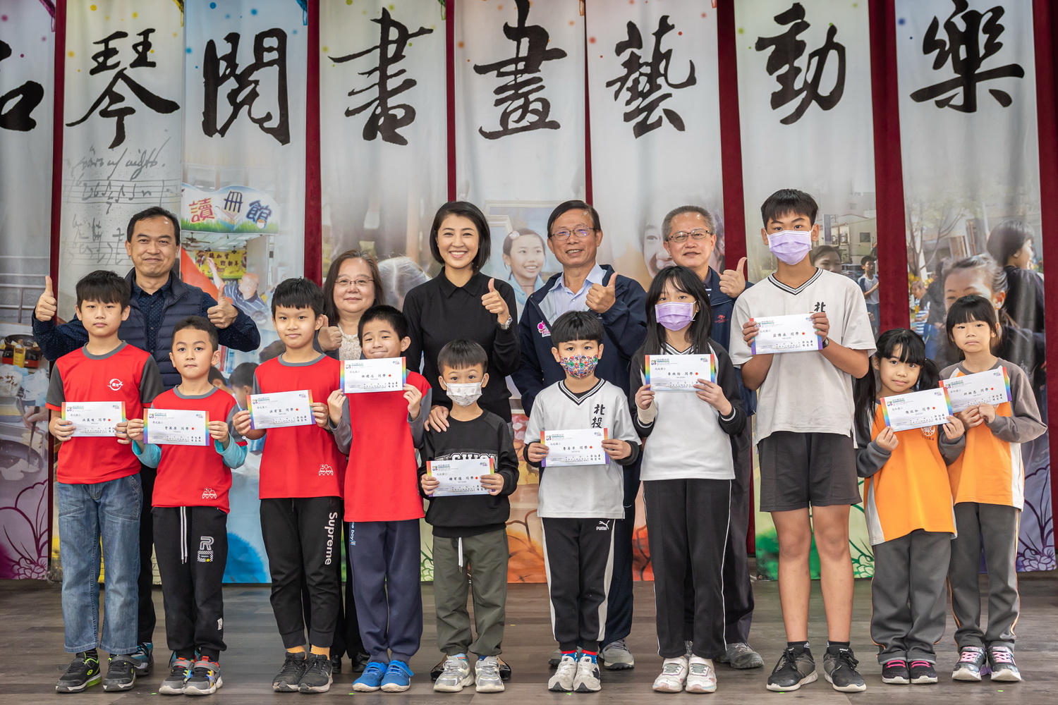 (開新視窗)連至 劉秀忍基金會發助學金傳愛 許縣長鼓勵學生認真求學 完整照片