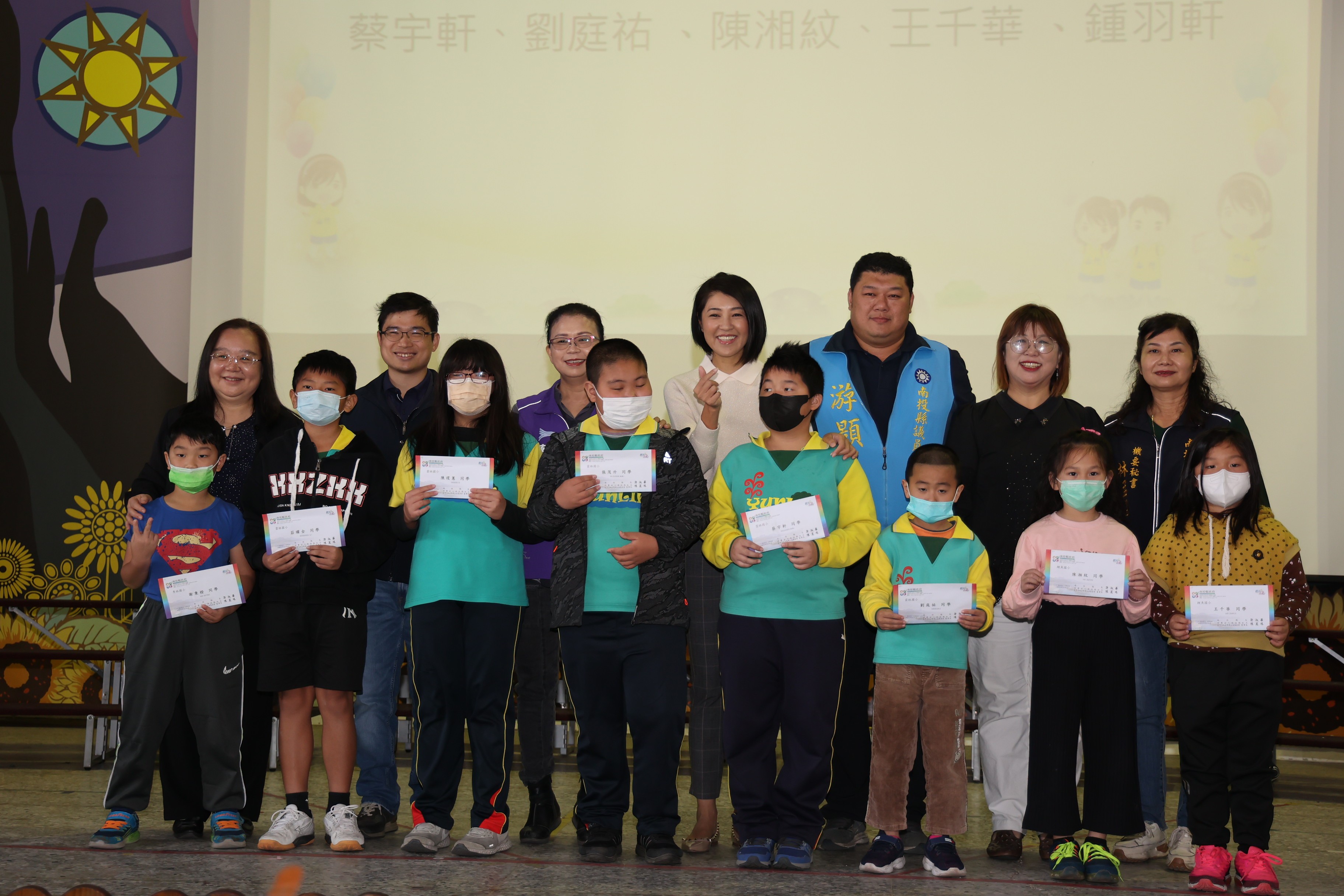 (開新視窗)連至 許縣長親頒竹山鹿谷「傳愛學子．求學無礙」助學金嘉惠68學子1 完整照片