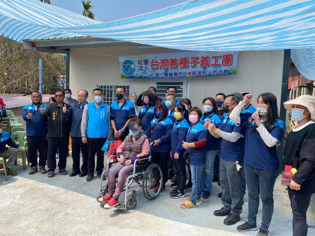 (開新視窗)連至 於新屋前大合照 完整照片