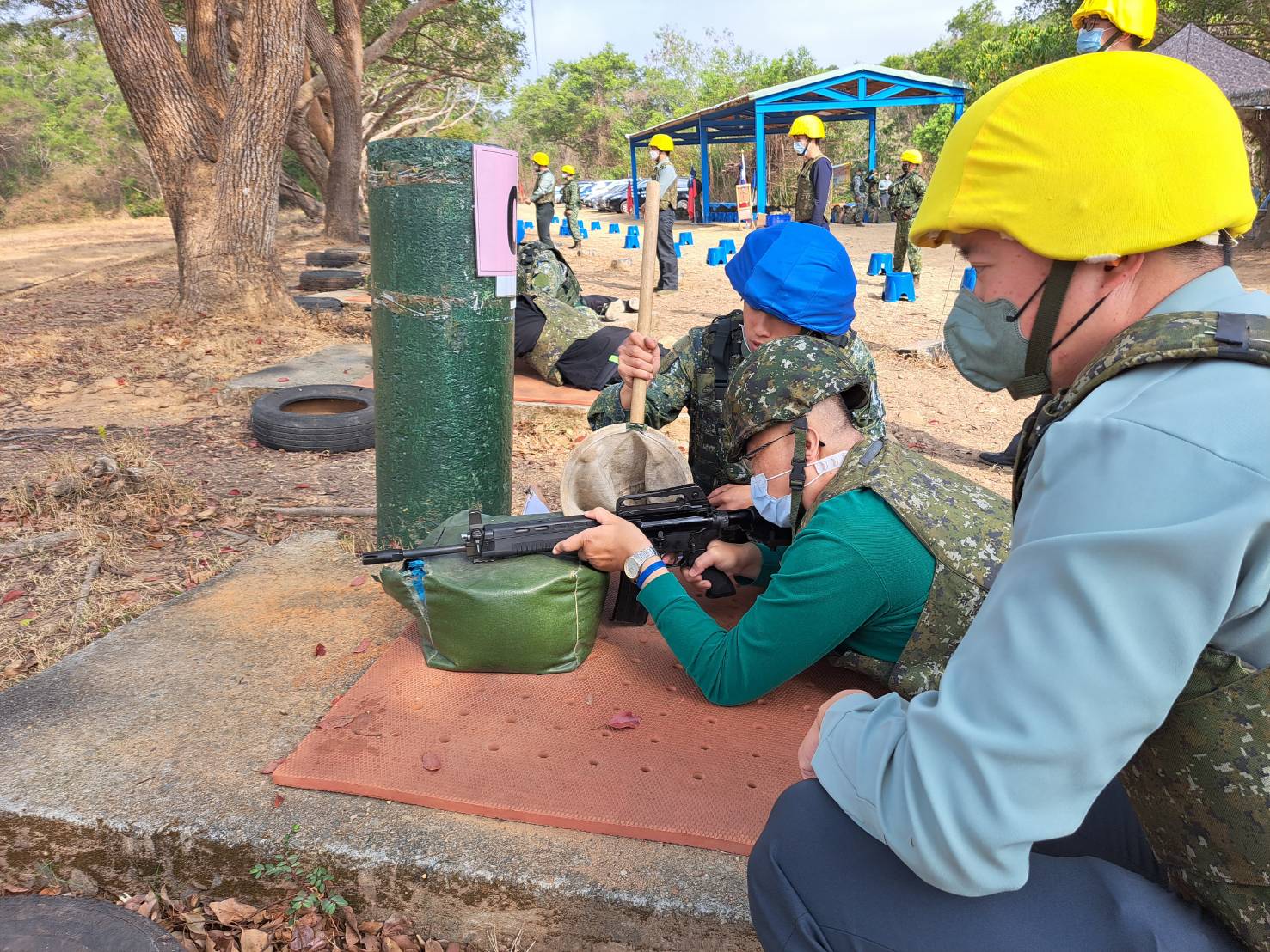 (開新視窗)連至 南投縣111學年度全民國防教育實彈射擊體驗4 完整照片