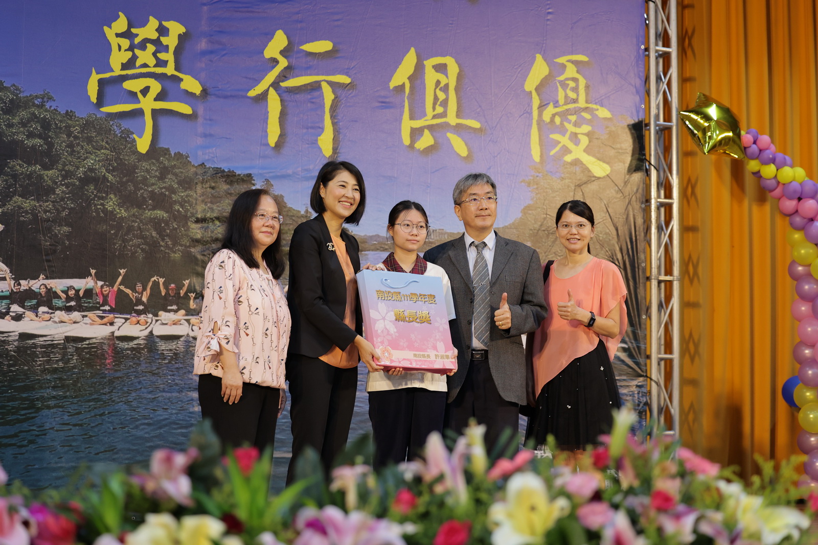 other image3-460 Graduates Received Awards at Joint Presentation Ceremony for County Mayor’s Award, June 18th