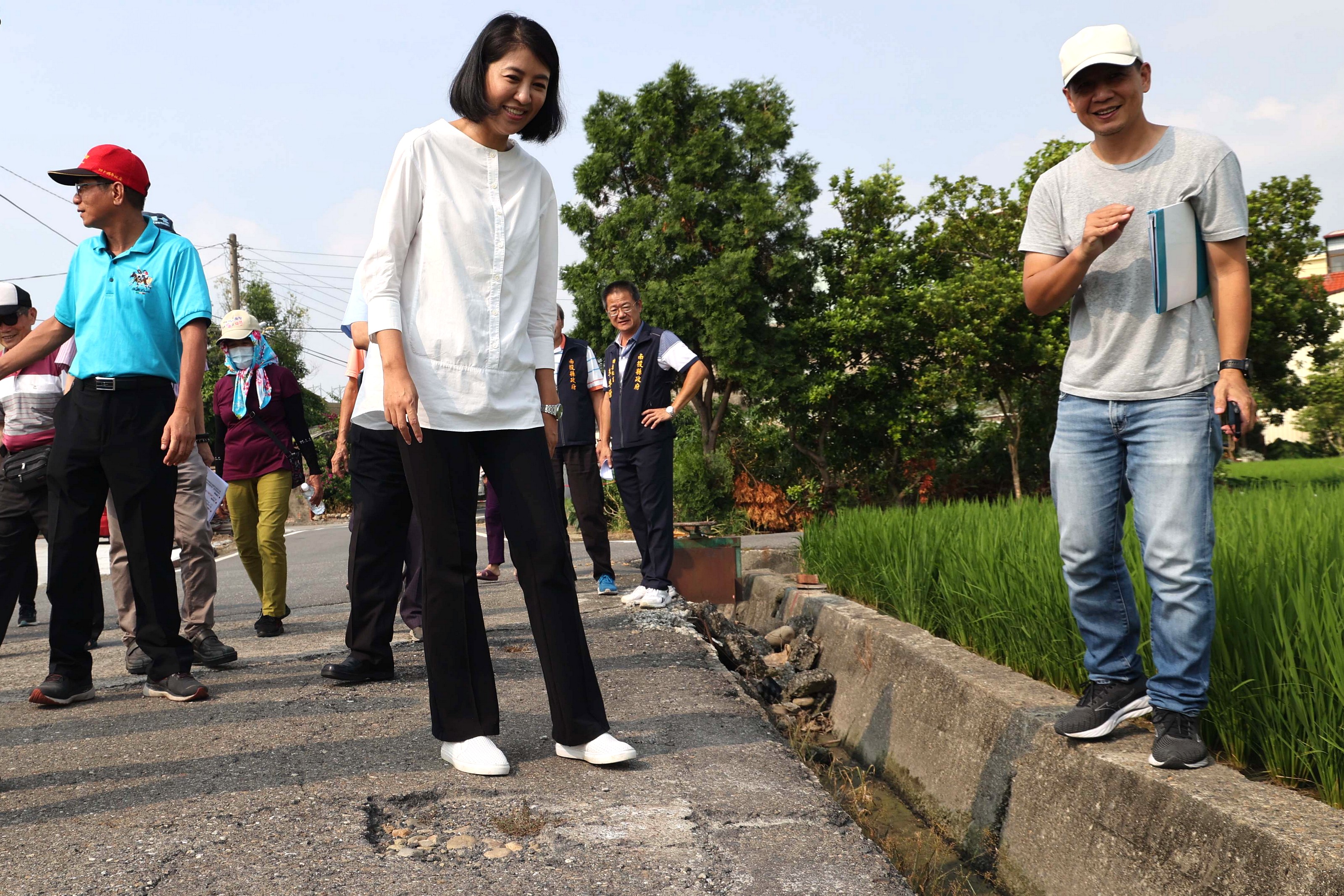 (開新視窗)連至 許縣長會勘草屯五里簽核逾1,700萬元 改善農路通行及排洪安全2 完整照片