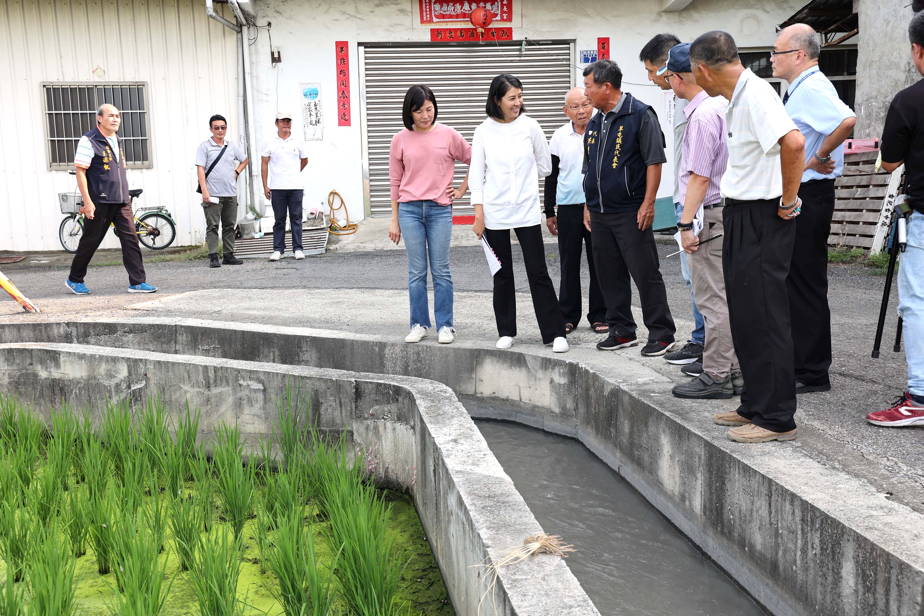 (開新視窗)連至 許縣長會勘草屯五里簽核逾1,700萬元 改善農路通行及排洪安全4 完整照片