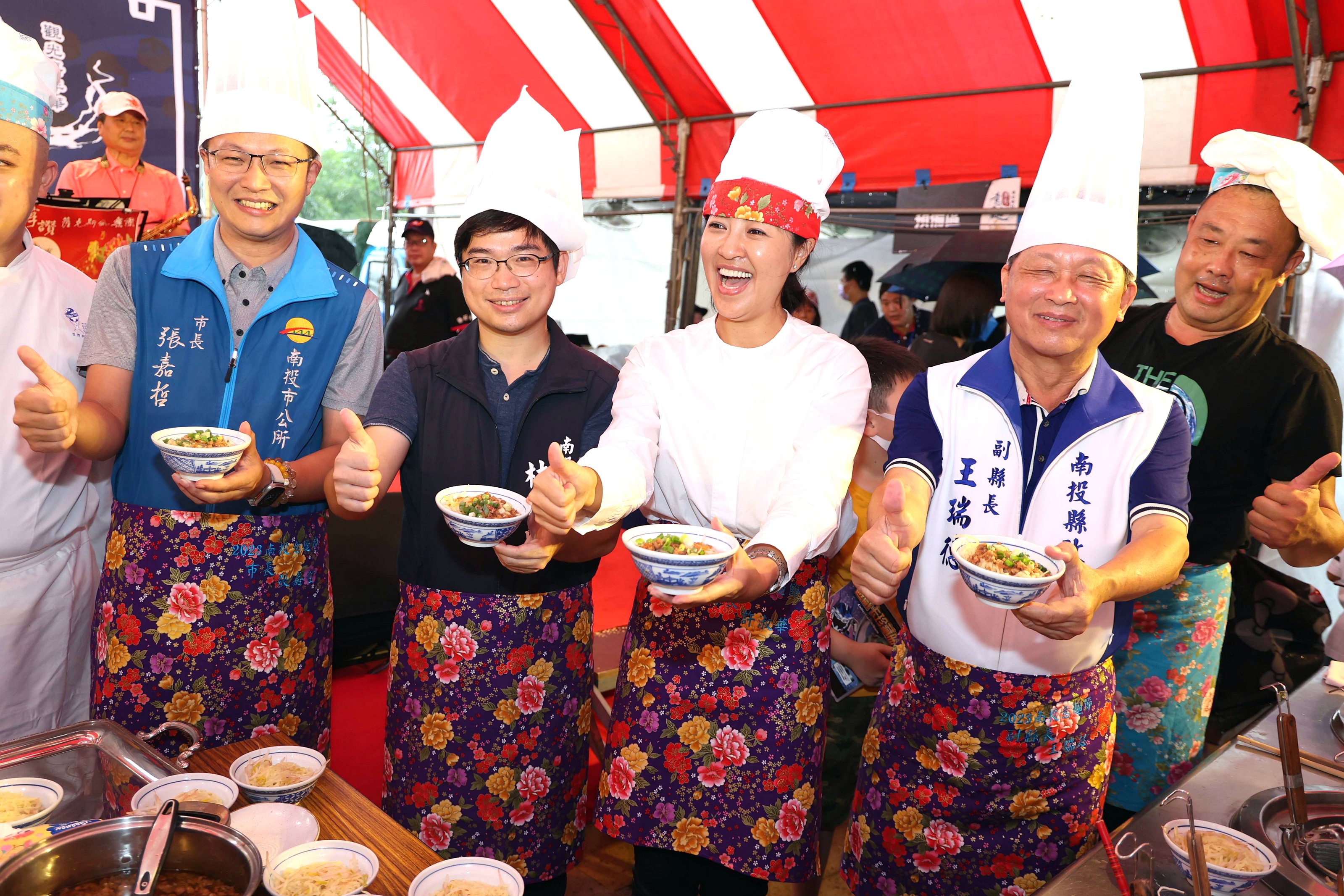 (開新視窗)連至 招財雨喜迎南投意麵節 難阻千人嘗美食 許縣長秀「搖勺瀝麵」精湛手藝．大力推薦分享意麵好滋味2 完整照片