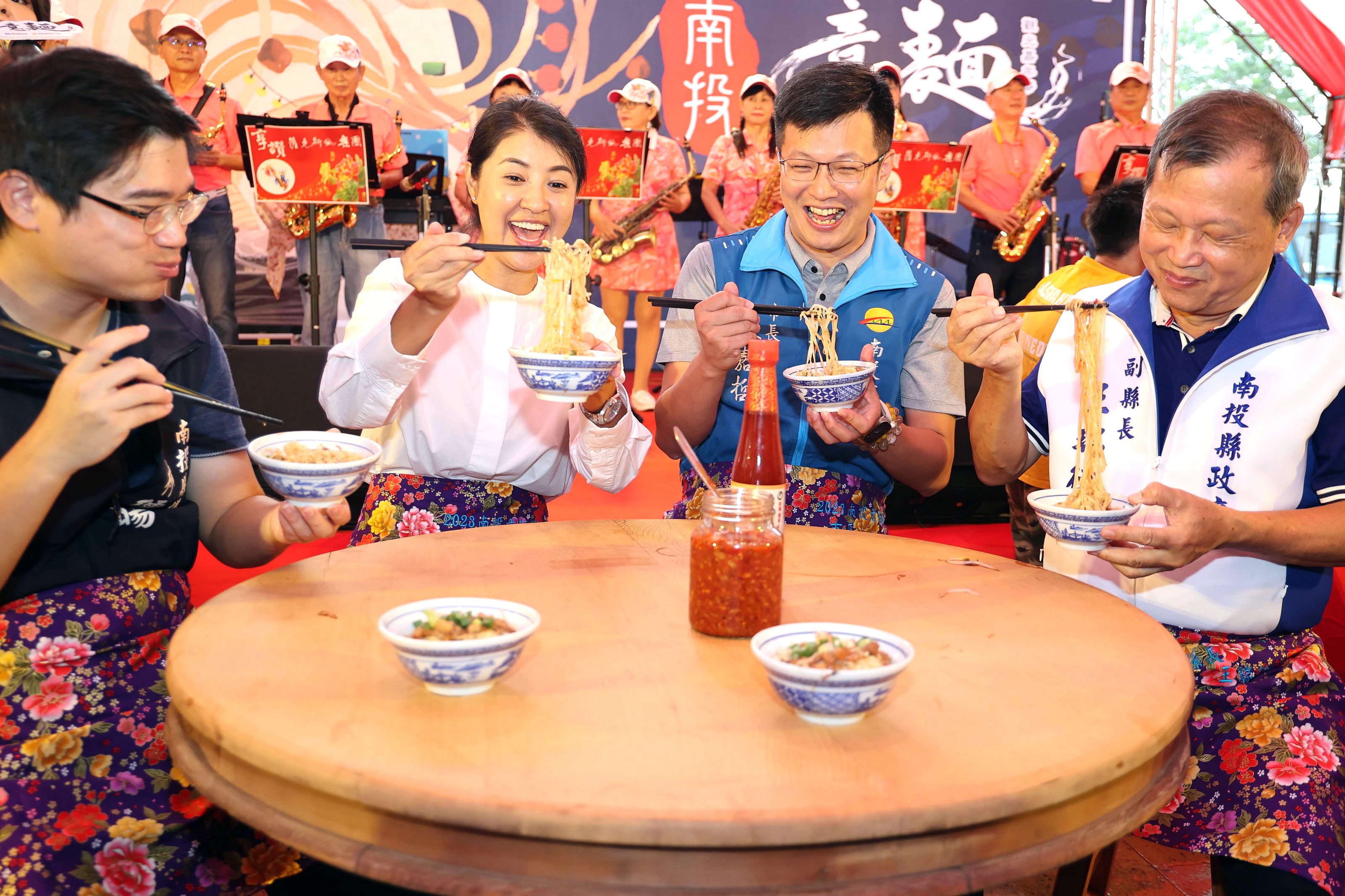 (開新視窗)連至 招財雨喜迎南投意麵節 難阻千人嘗美食 許縣長秀「搖勺瀝麵」精湛手藝．大力推薦分享意麵好滋味3 完整照片