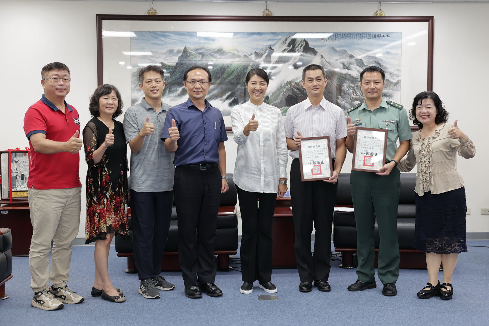 (開新視窗)連至 南投2教官獲全民國防教育傑出貢獻獎　許縣長感謝其付出 完整照片
