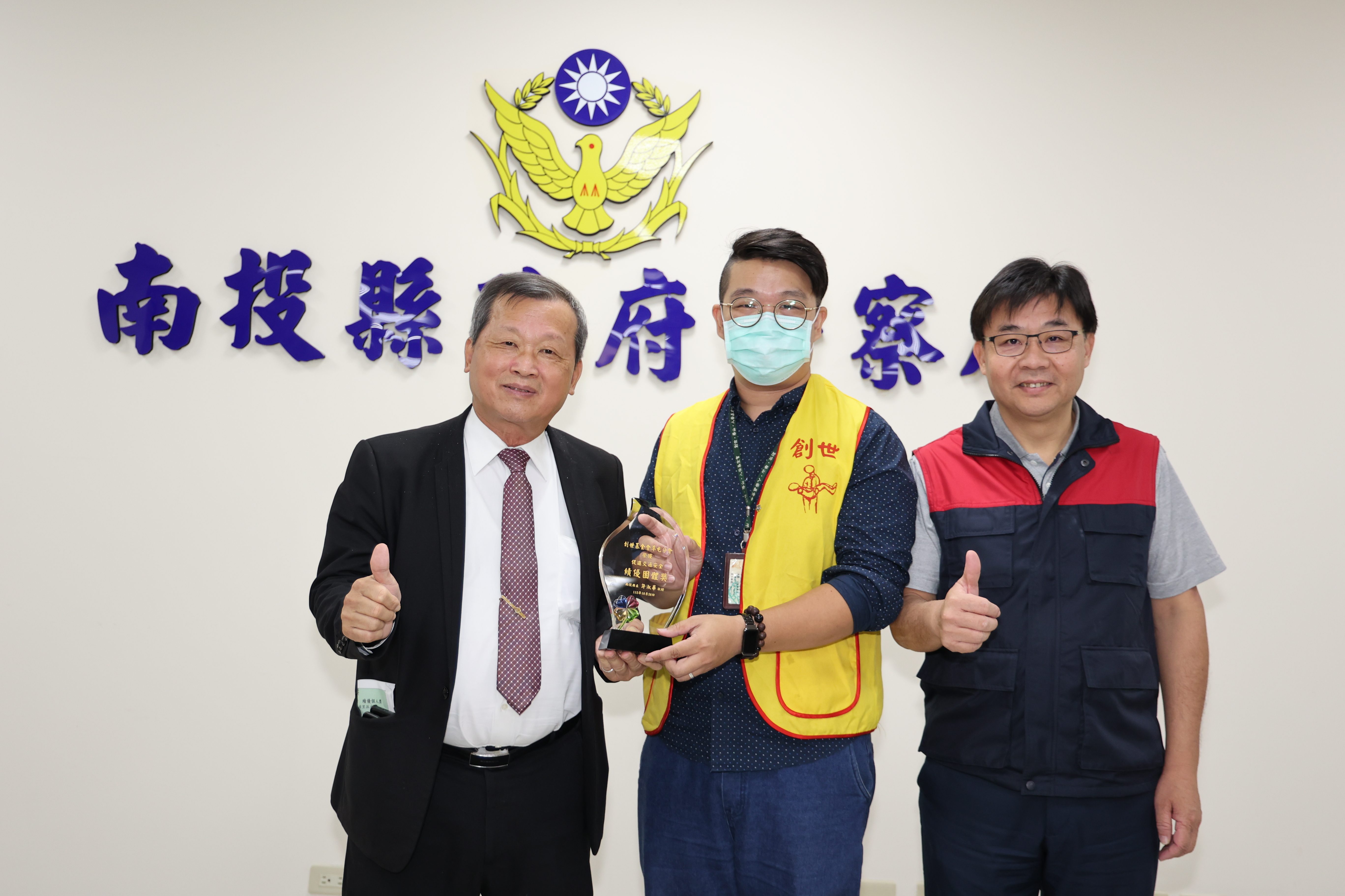 (開新視窗)連至 「促進交通安全績優獎」8個人1團體榮獲 王副縣長頒獎感謝推動道安有功 完整照片