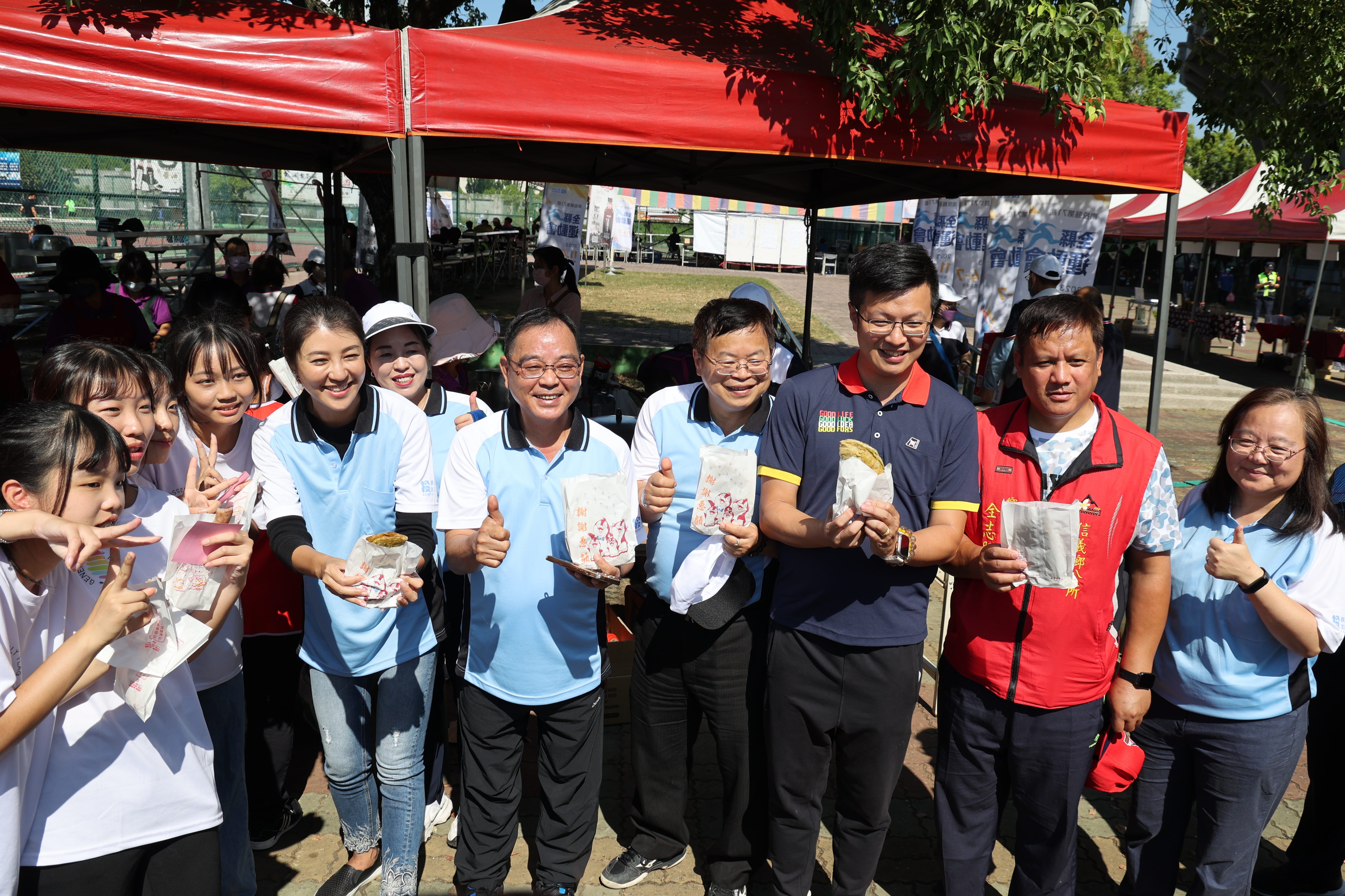 相關圖片4-南投縣第71屆全縣運動會開幕及米食農特產饗宴熱鬧滾滾 許縣長表揚績優選手教練及志工