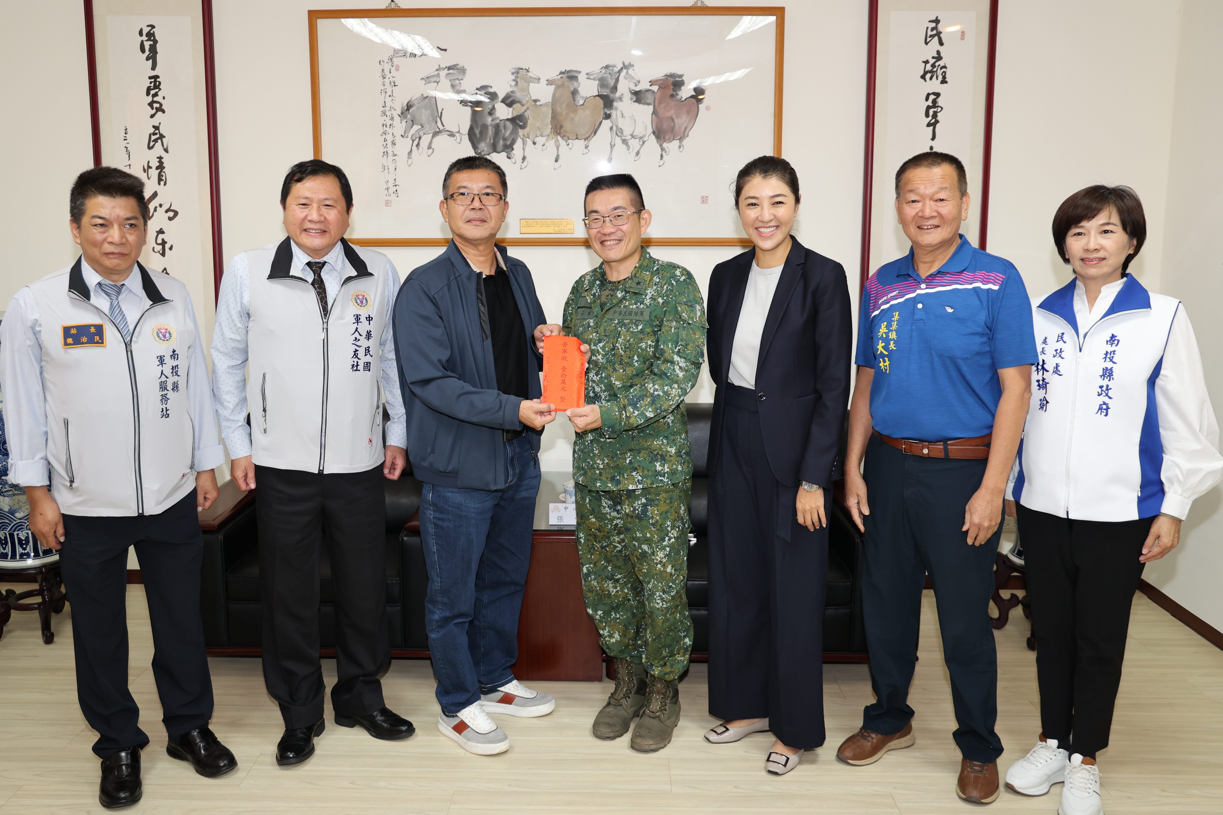 圖片-永乘工程勞軍捐贈兵整中心10萬元加菜金        許縣長感謝企業嘉惠南投