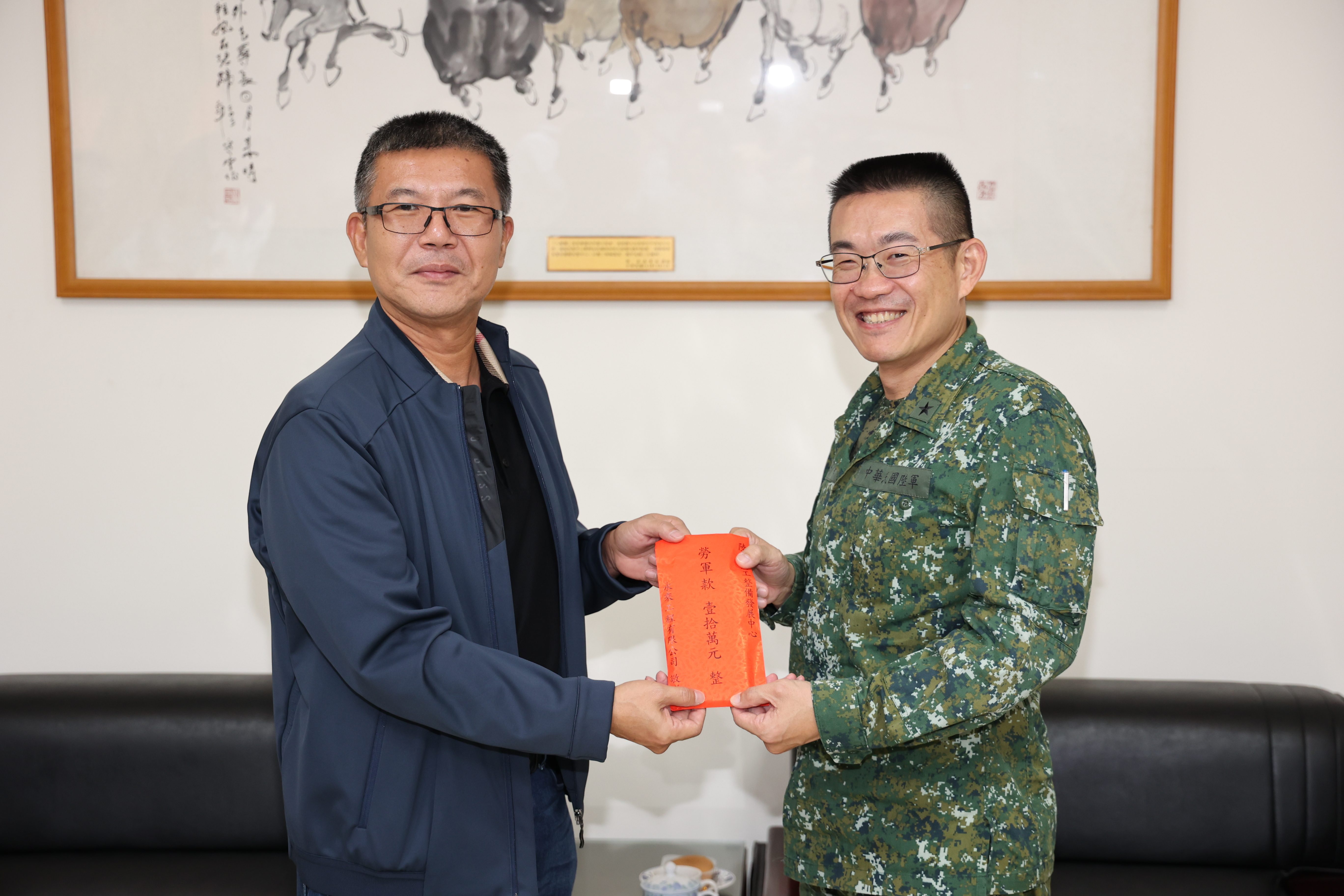 相關圖片1-永乘工程勞軍捐贈兵整中心10萬元加菜金        許縣長感謝企業嘉惠南投
