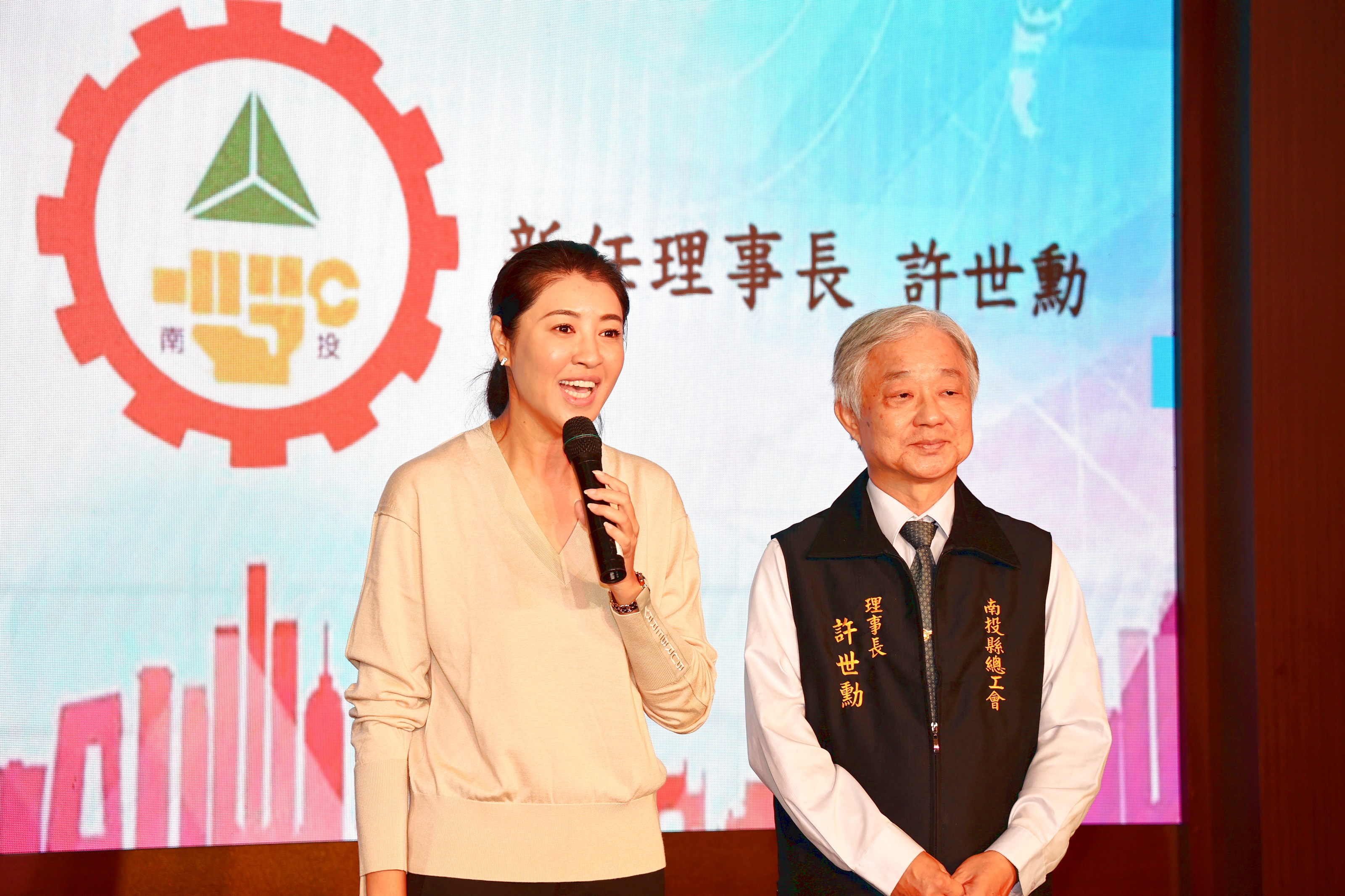 圖片-南投縣總工會第26、27屆理事長印信交接暨理監事授證      許縣長感謝總工會協助縣府服務廣大勞工朋友