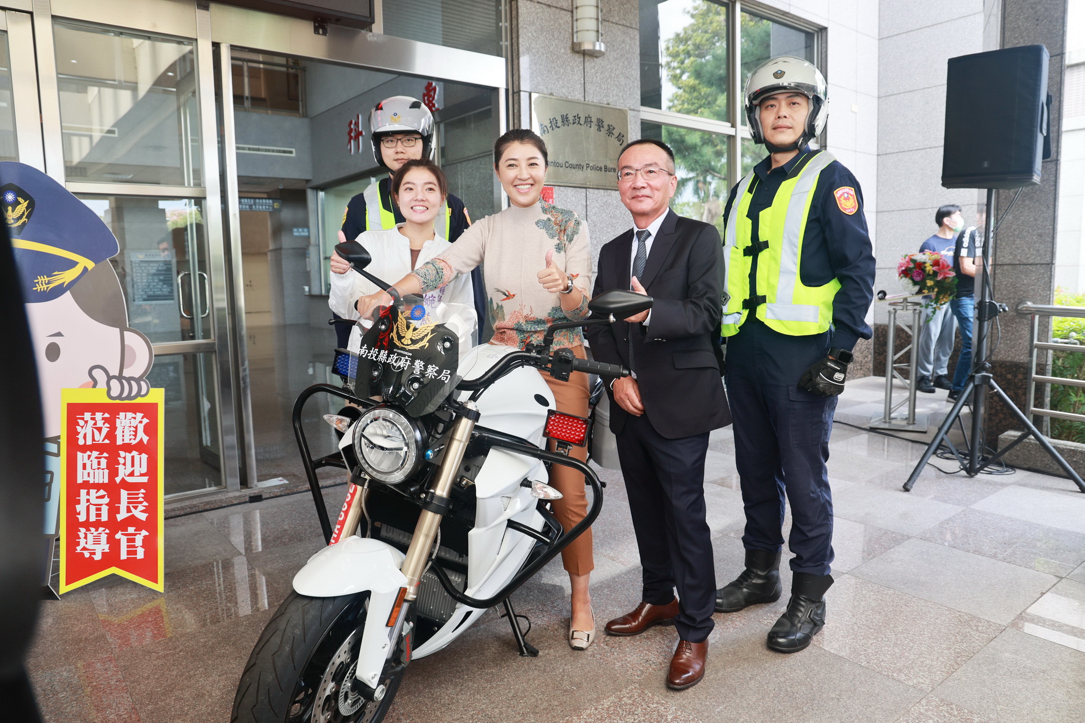 相關圖片2-在地企業捐贈2部純電警用大型重機交車 許縣長贈感謝狀