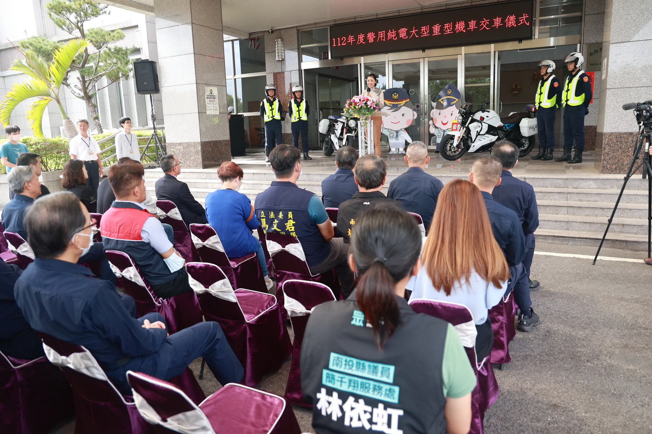 相關圖片3-在地企業捐贈2部純電警用大型重機交車 許縣長贈感謝狀