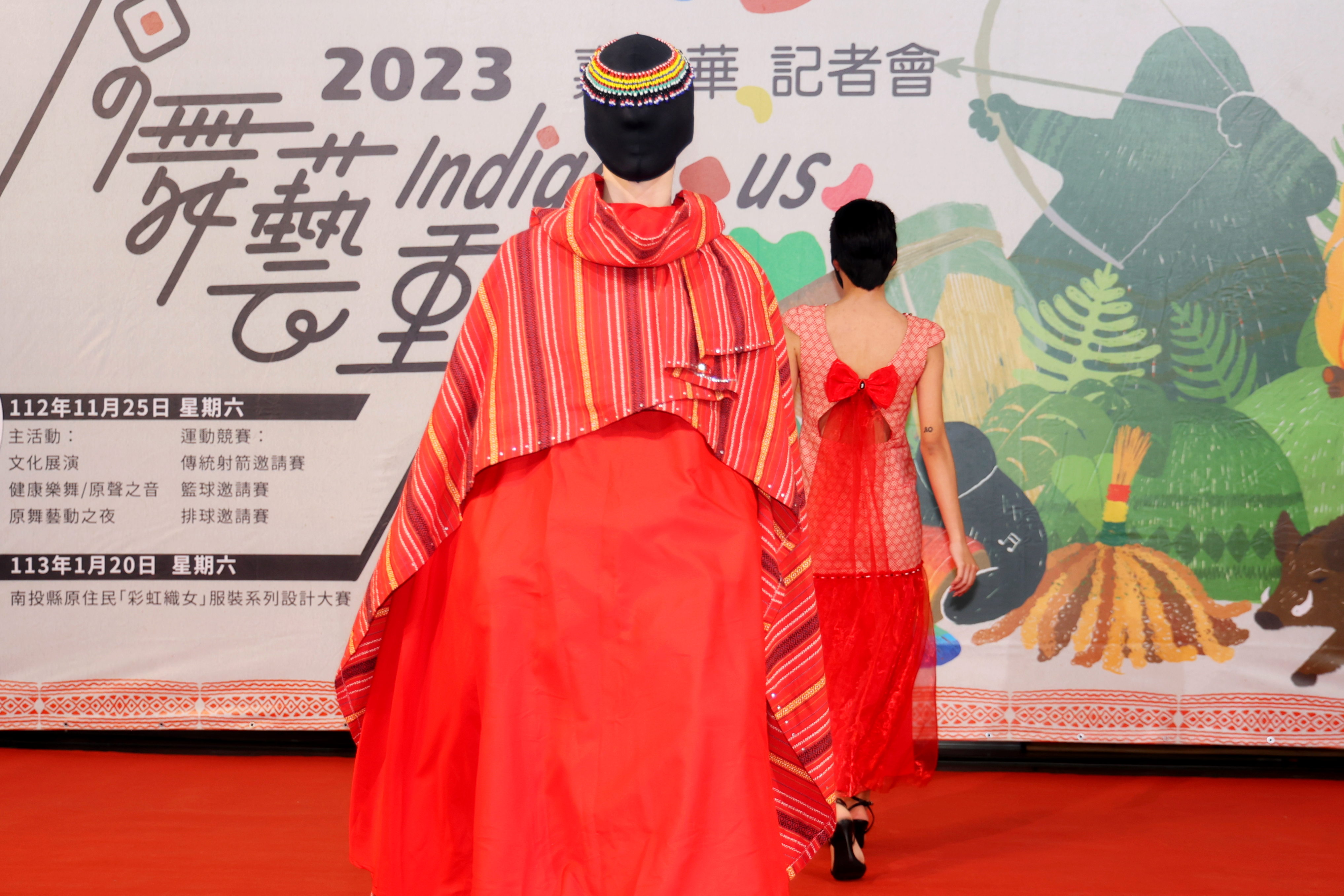 相關圖片2-2023原舞藝動嘉年華、彩虹織女族服創新競賽記者會  許縣長一身「原時尚」創新設計禮服盛裝代言