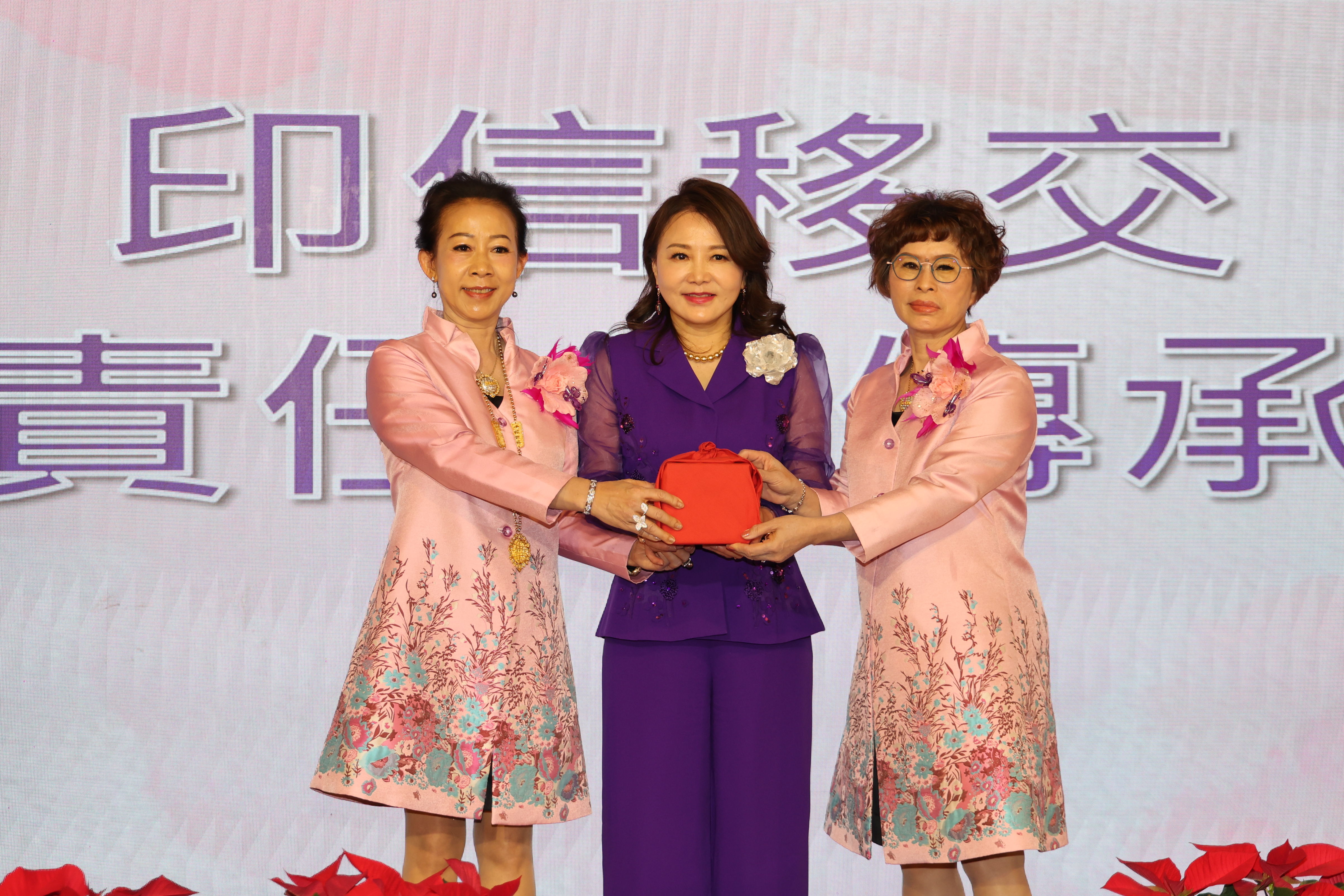 (開新視窗)連至 世華工商婦女企管協會南投分會捐助關懷弱勢學子圓夢 許縣長代表受贈感謝贊揚優秀企業婦女促進和諧社會 完整照片