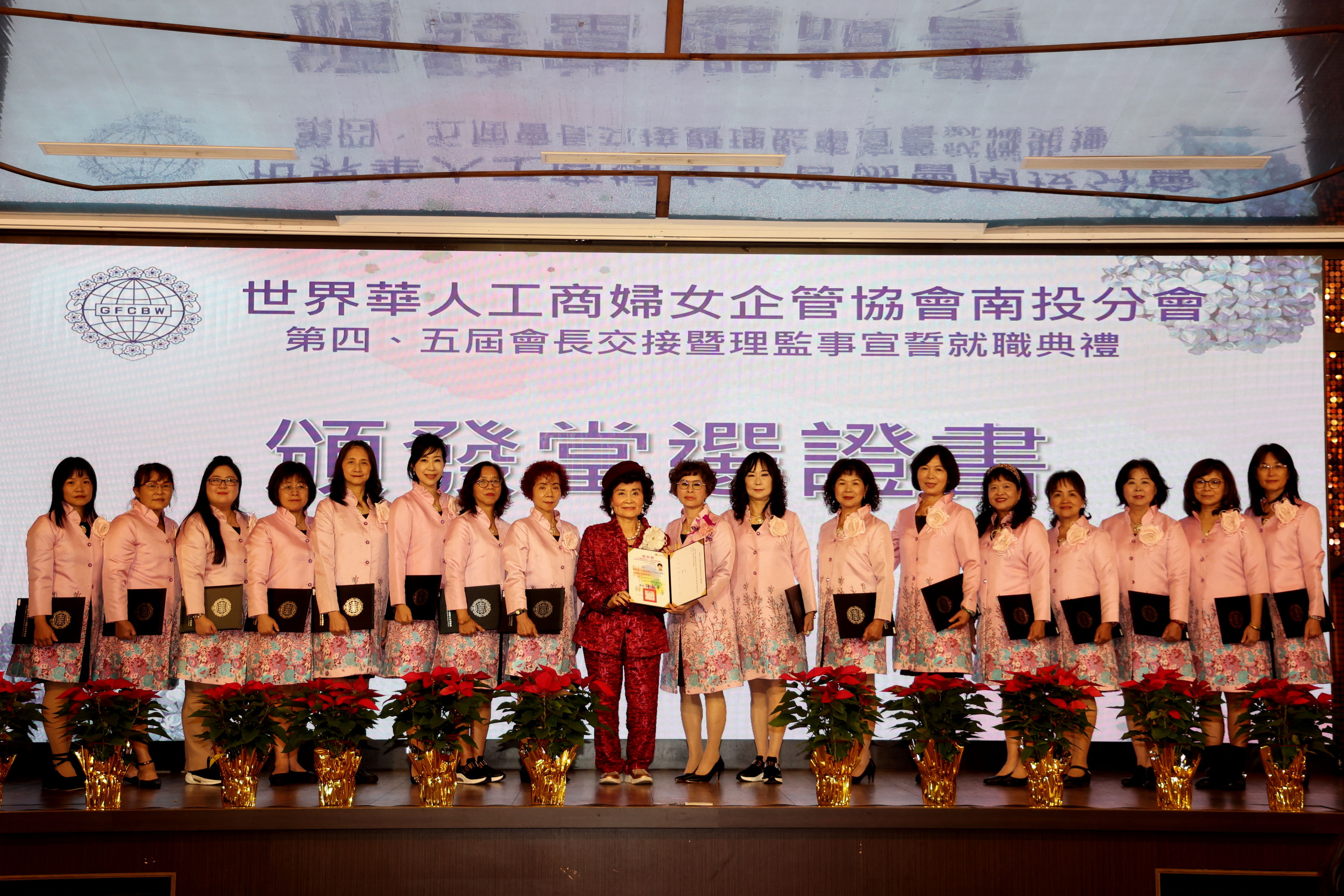 相關圖片4-世華工商婦女企管協會南投分會捐助關懷弱勢學子圓夢 許縣長代表受贈感謝贊揚優秀企業婦女促進和諧社會