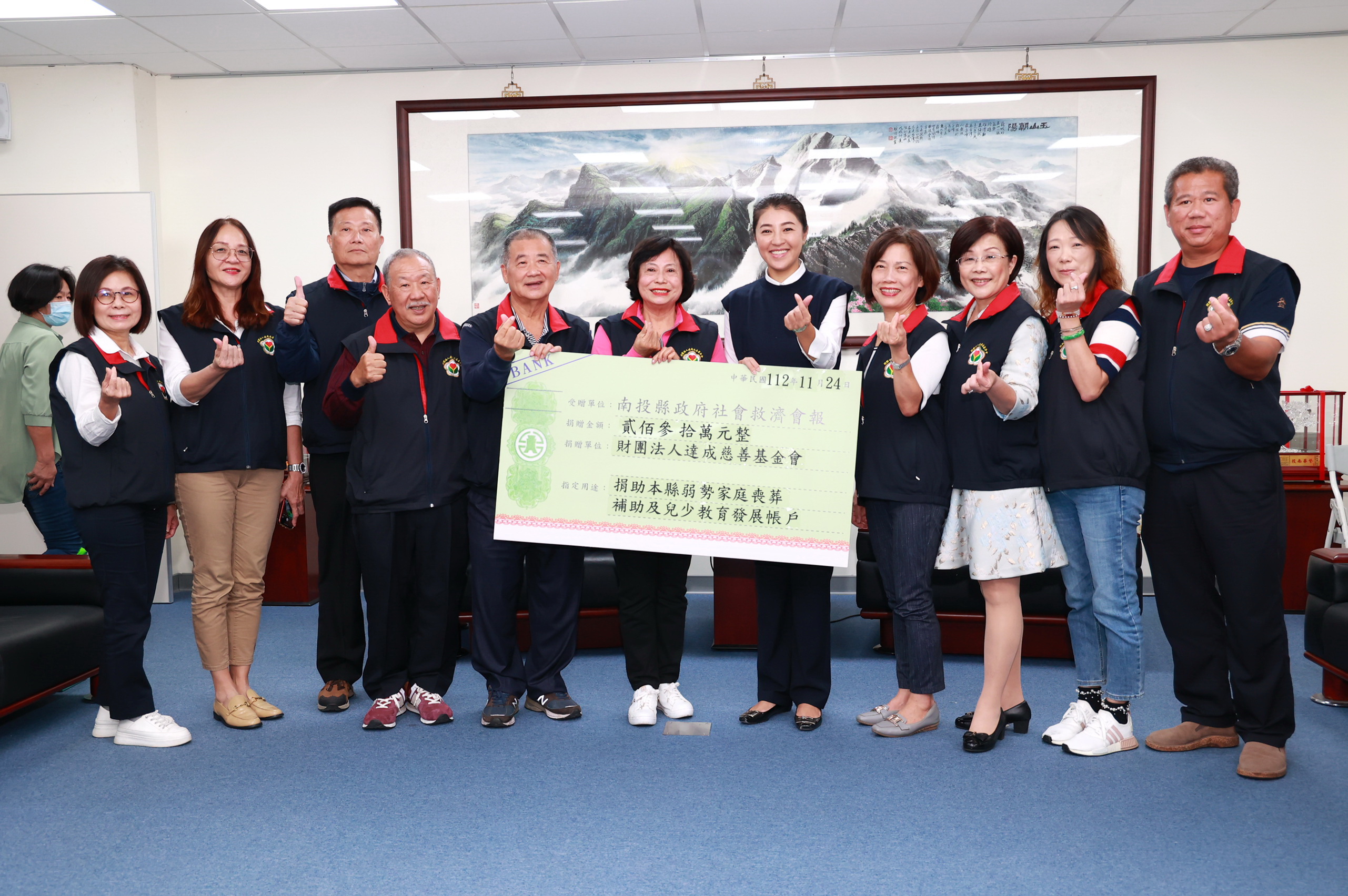 相關圖片2-許縣長感謝達成基金會長期捐助弱勢喪葬費用