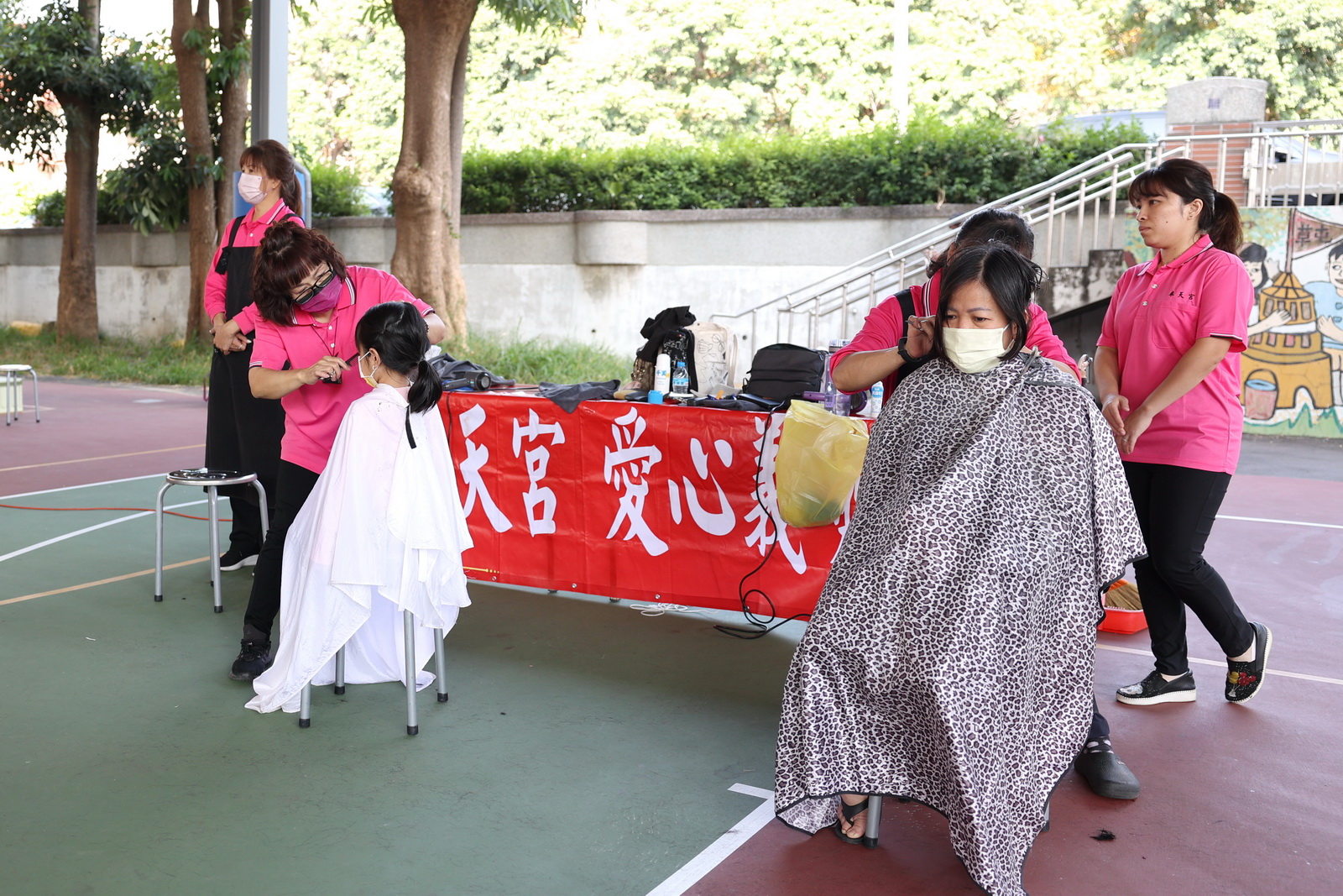 (開新視窗)連至 彰化奉天宮捐物資助草屯弱勢 完整照片