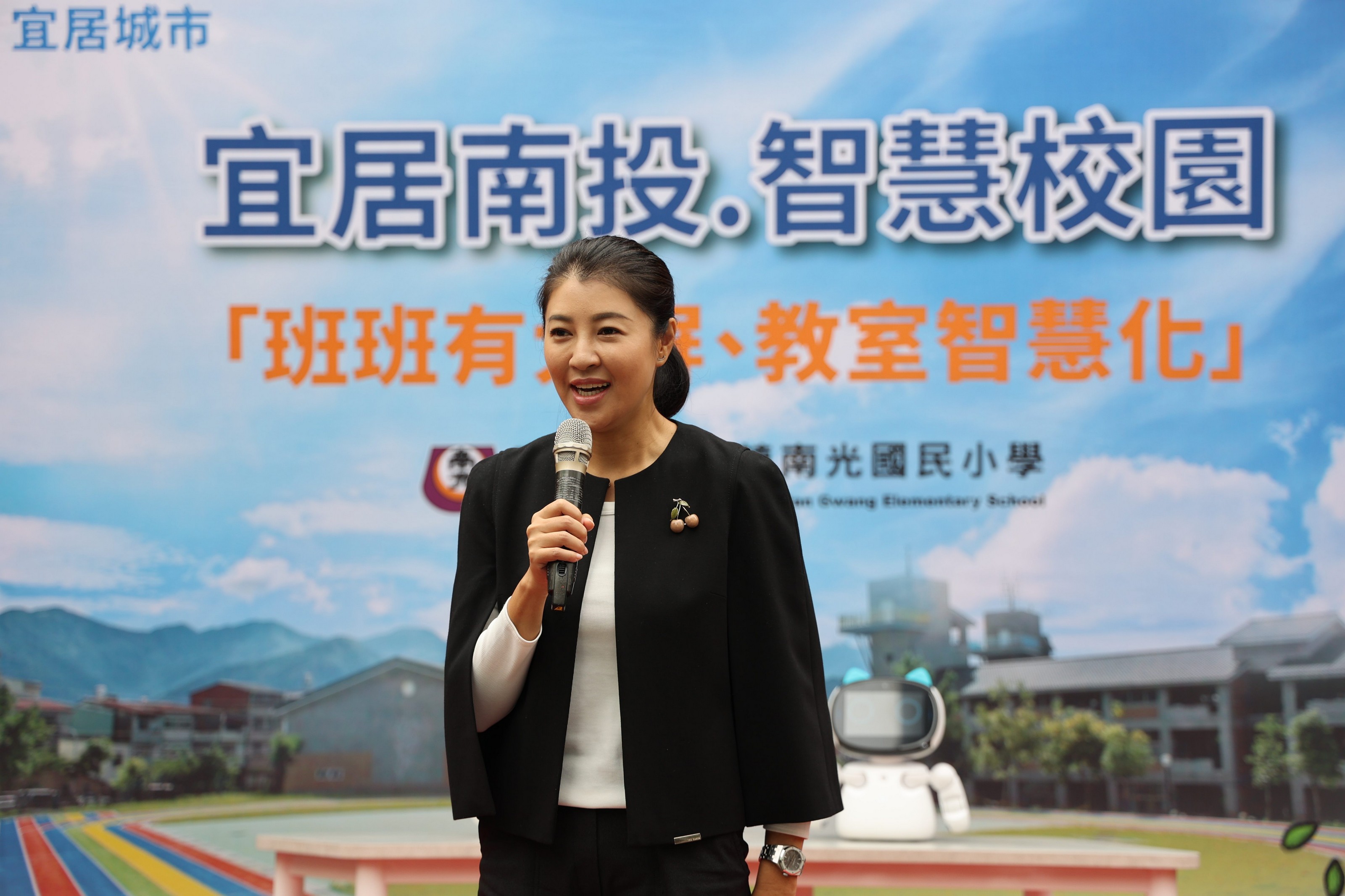 相關圖片1-全縣中小學班班有大屏 「宜居南投．智慧校園」大躍進 許縣長歡喜感恩宣示加速落實打造更好的數位學習環境