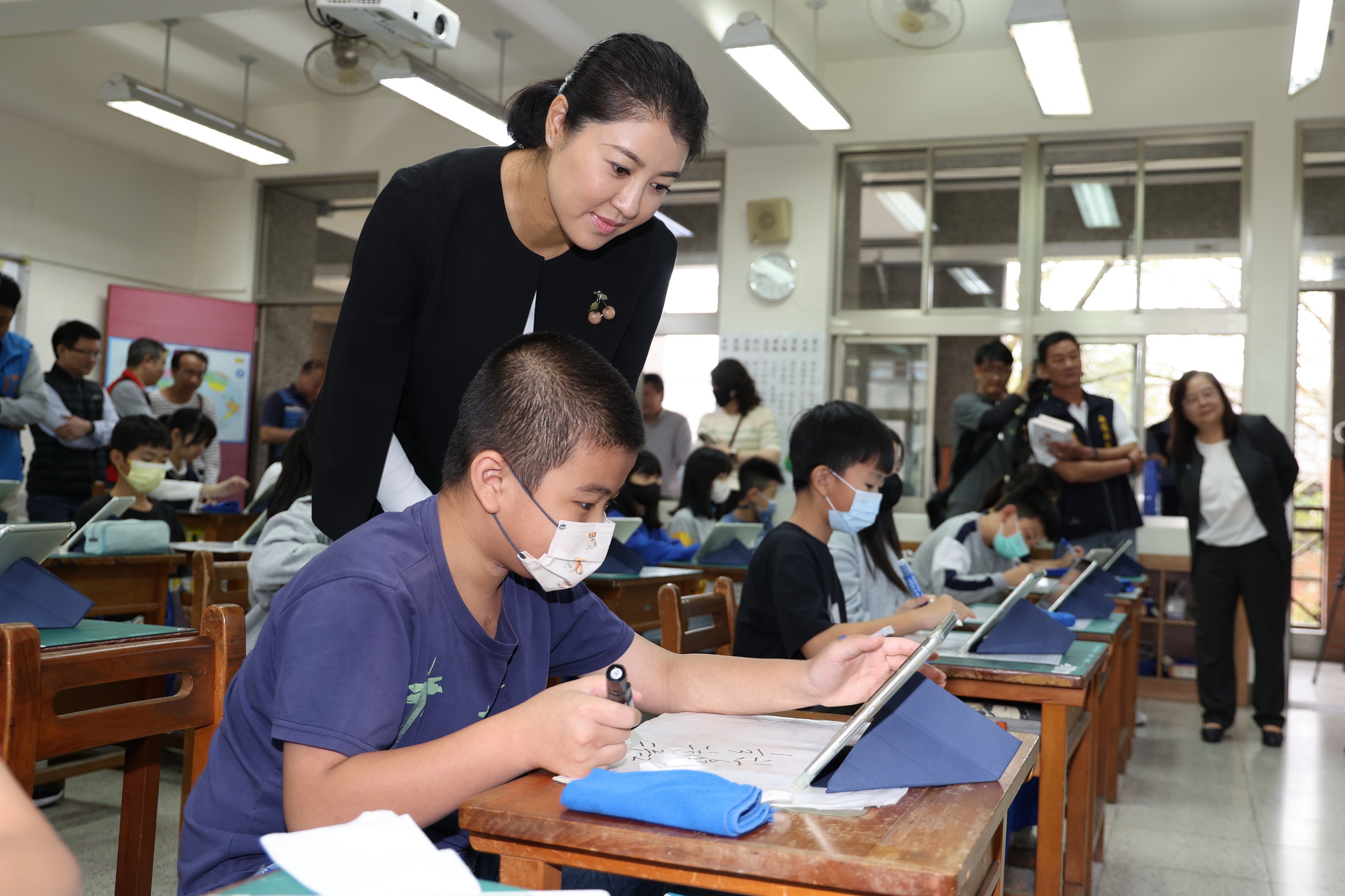 相關圖片3-全縣中小學班班有大屏 「宜居南投．智慧校園」大躍進 許縣長歡喜感恩宣示加速落實打造更好的數位學習環境