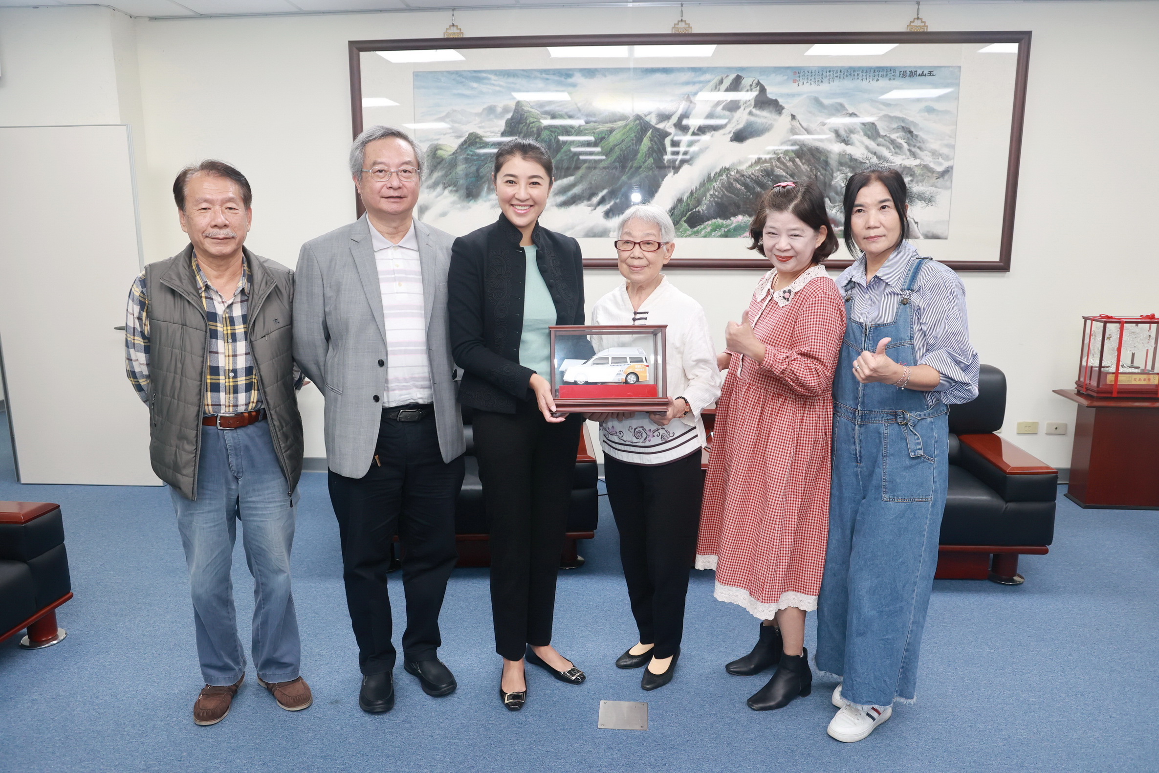 相關圖片1-曾芋蜻號召11人共同捐復康巴士 許縣長頒感謝狀表謝忱