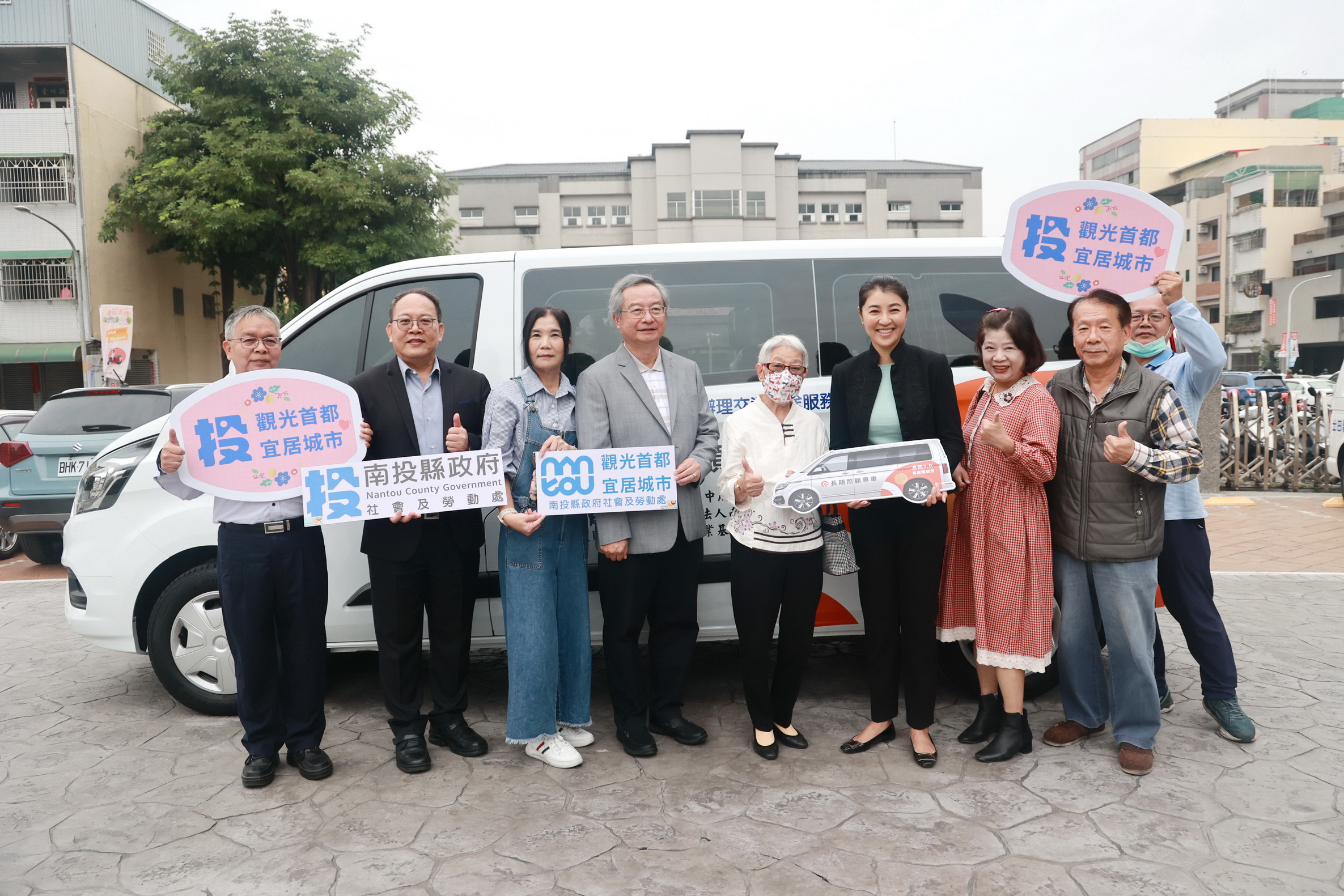 相關圖片3-曾芋蜻號召11人共同捐復康巴士 許縣長頒感謝狀表謝忱