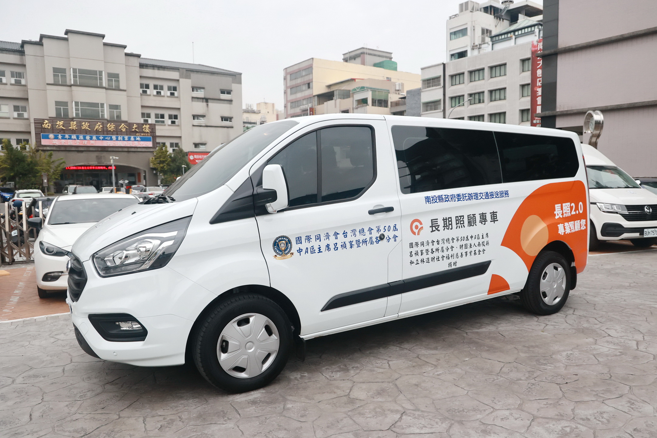 相關圖片4-曾芋蜻號召11人共同捐復康巴士 許縣長頒感謝狀表謝忱