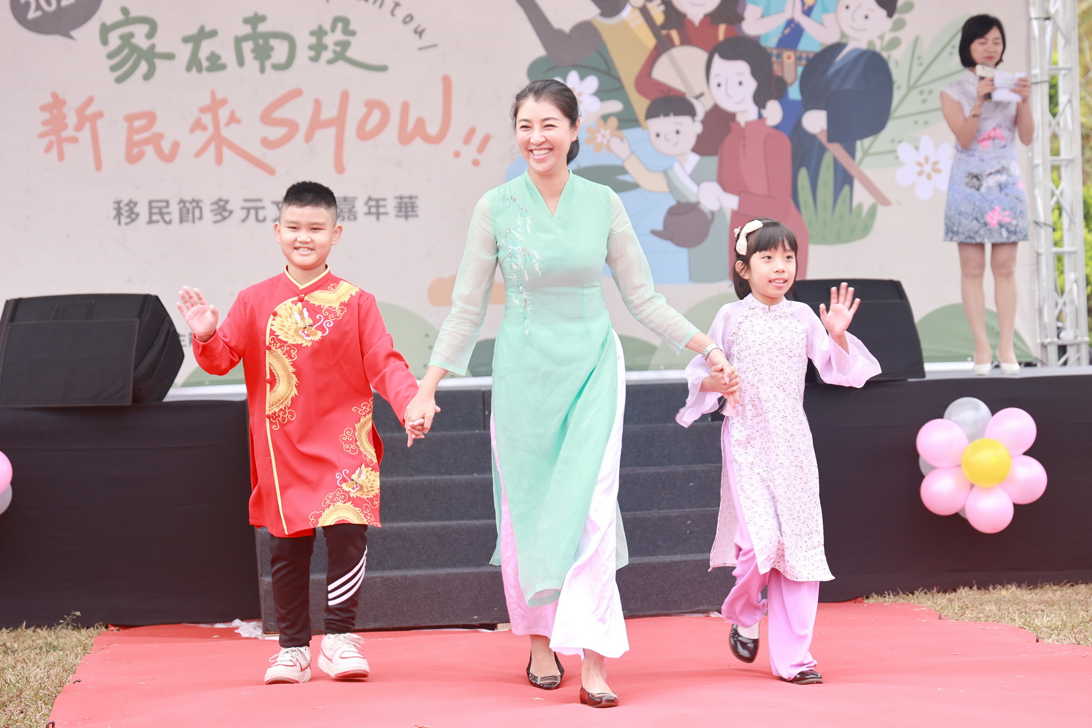 圖片-許縣長身穿奧黛走秀SHOW文化 宣示當新住民靠山