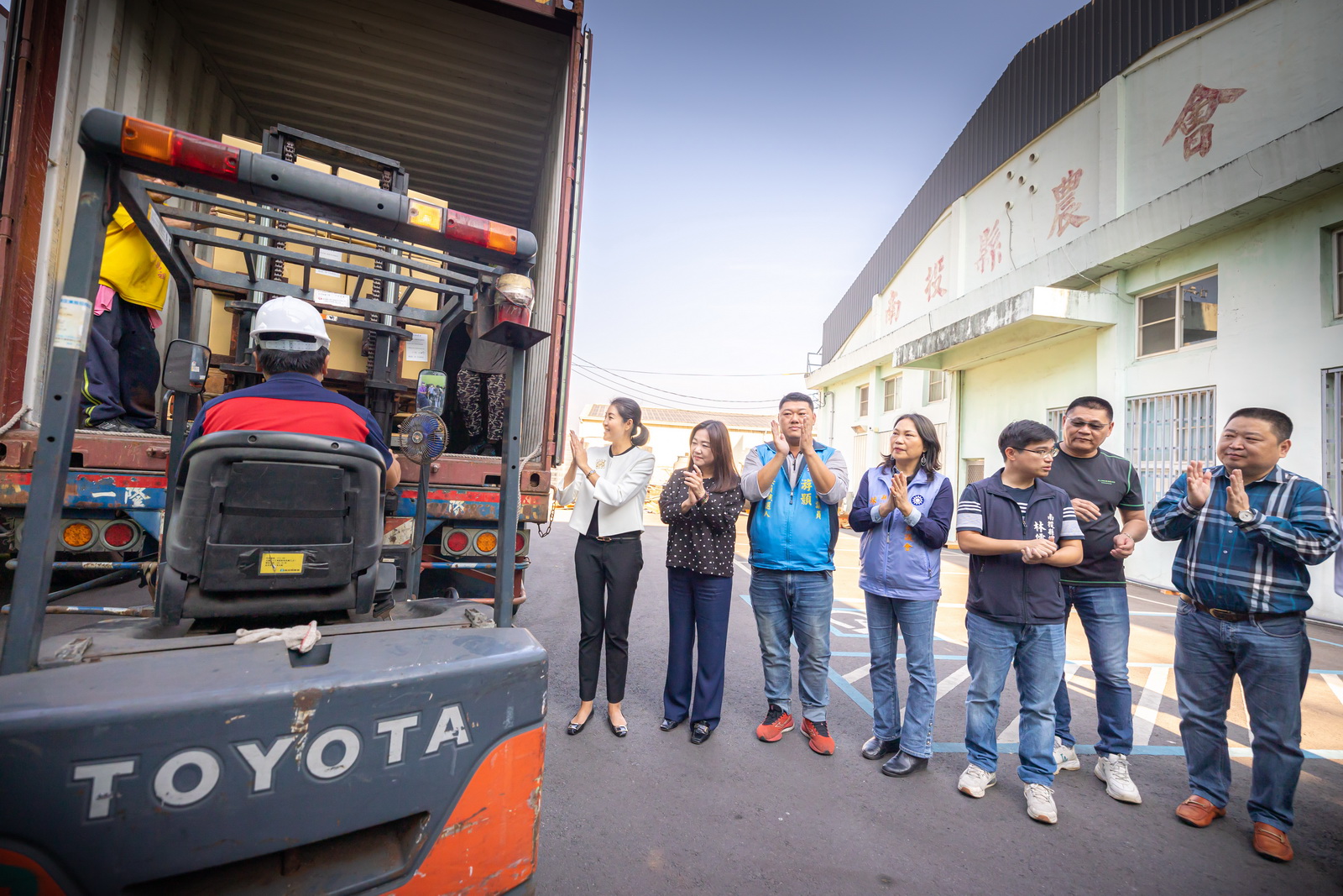 other image1-Nantou County Exported 7,000 Taiwan catties of Teas with Container Loading Ceremony took place on 23rd, Nov. 23rd