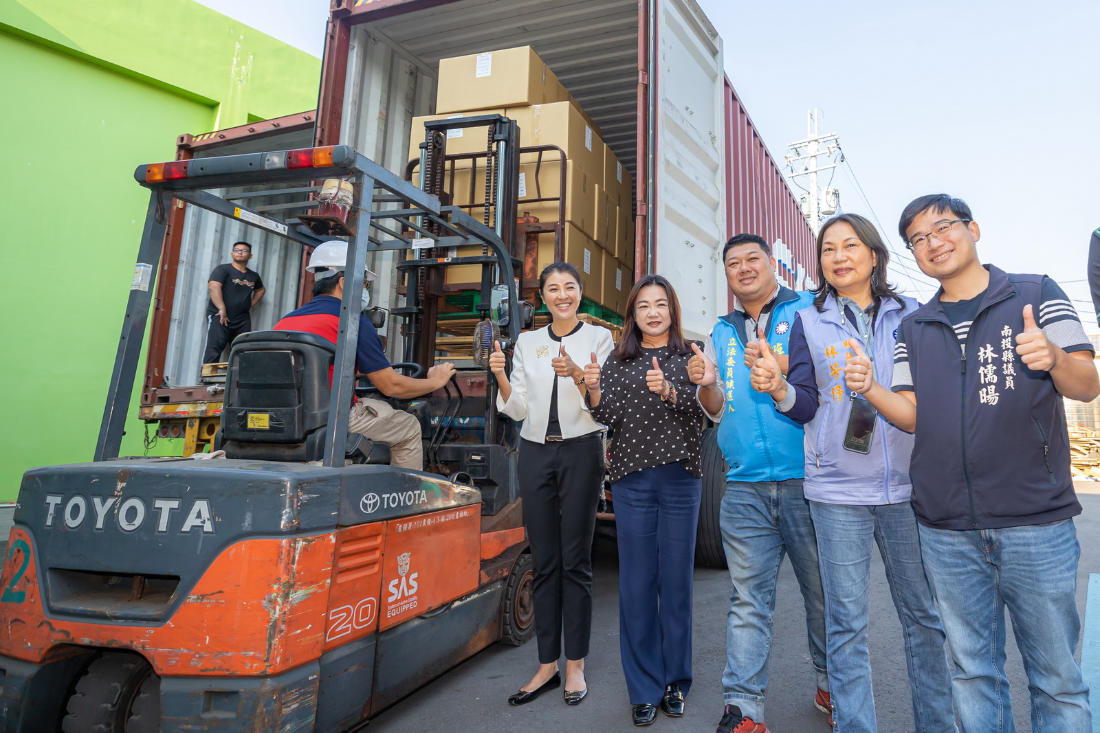 other image2-Nantou County Exported 7,000 Taiwan catties of Teas with Container Loading Ceremony took place on 23rd, Nov. 23rd