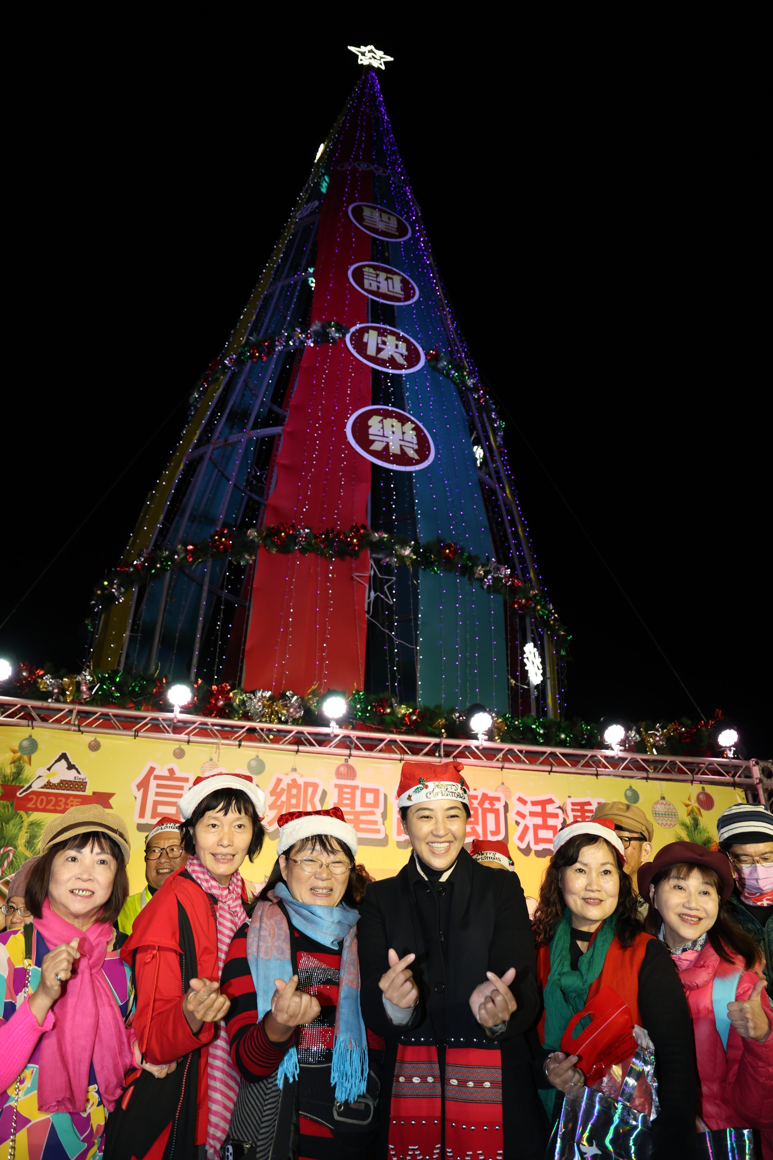 相關圖片3-26公尺高聖誕樹在全台最大原民部落信義鄉羅娜燦爛點燈 許淑華縣長盛讚南投原民感恩歡慶年盛一年吸引破3萬遊客