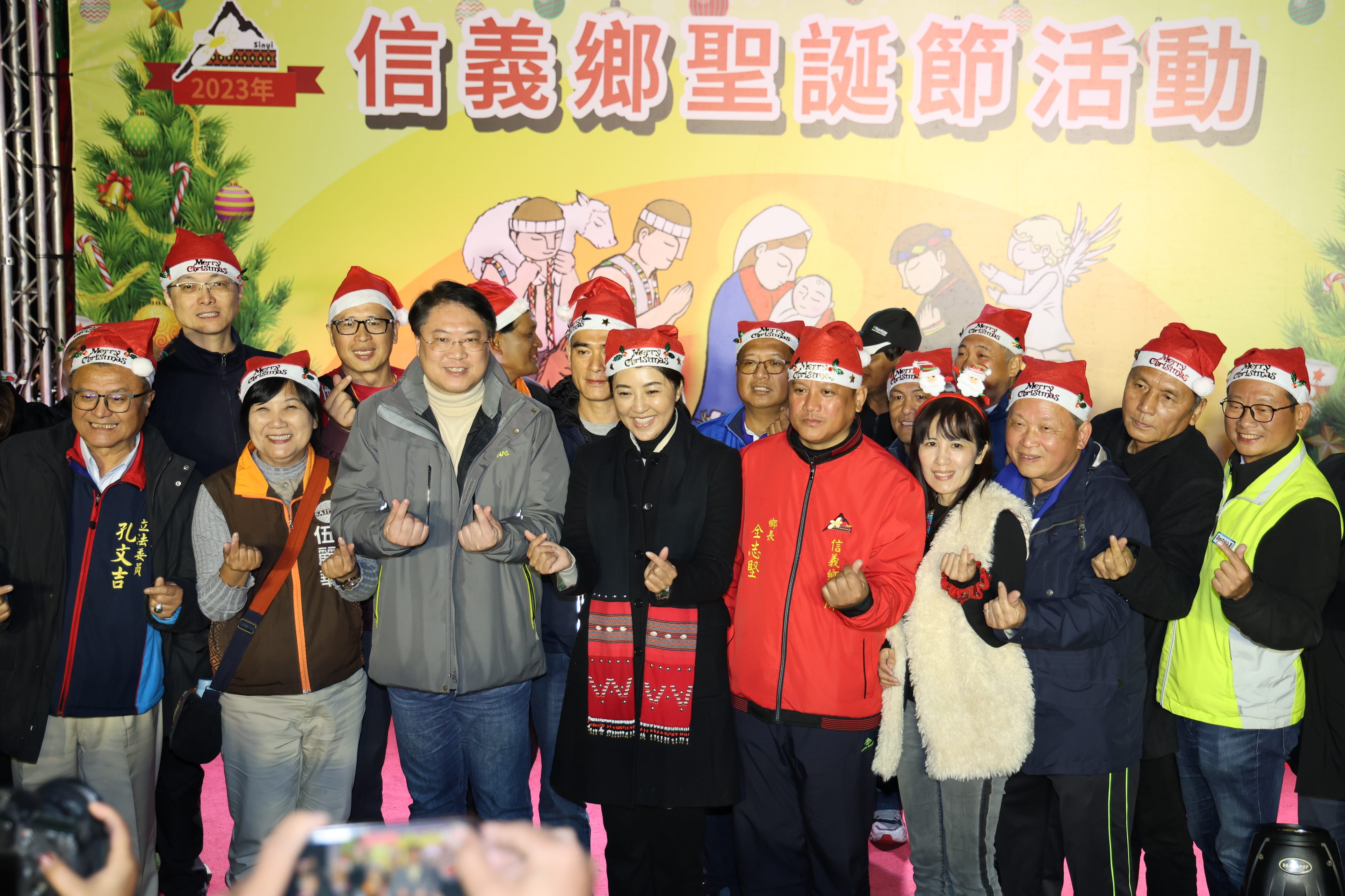 相關圖片4-26公尺高聖誕樹在全台最大原民部落信義鄉羅娜燦爛點燈 許淑華縣長盛讚南投原民感恩歡慶年盛一年吸引破3萬遊客