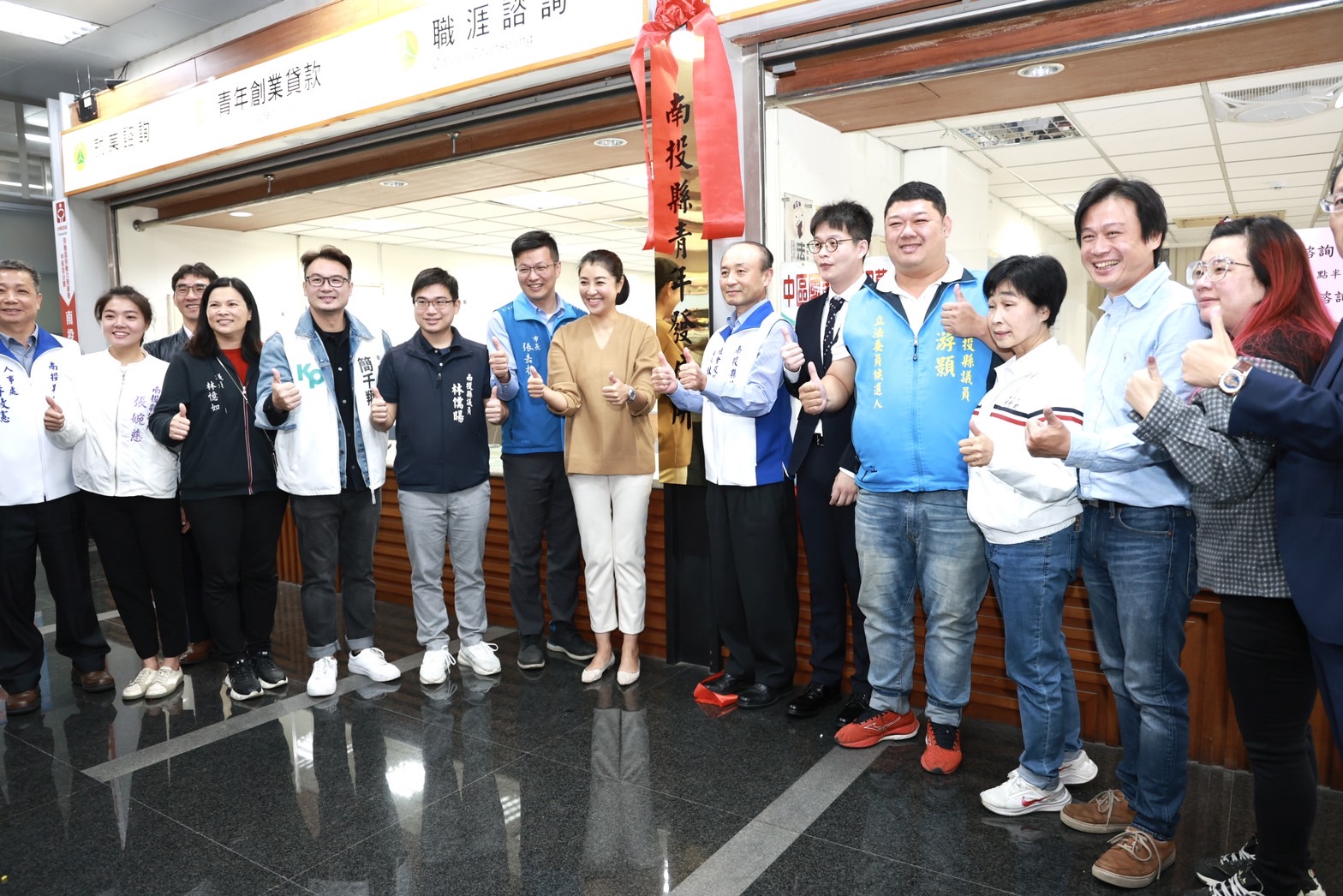 相關圖片2-許縣長主持2所1科佈達及就任儀式 啟動交通、青年及運動發展新頁
