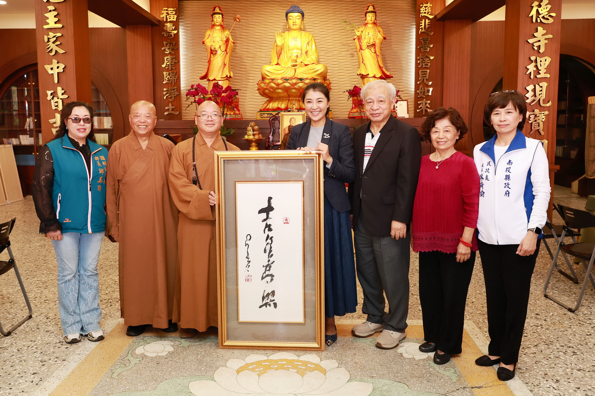 相關圖片1-清德寺歲末義工圍爐聯誼溫馨 許縣長歡喜受贈星雲大師墨寶