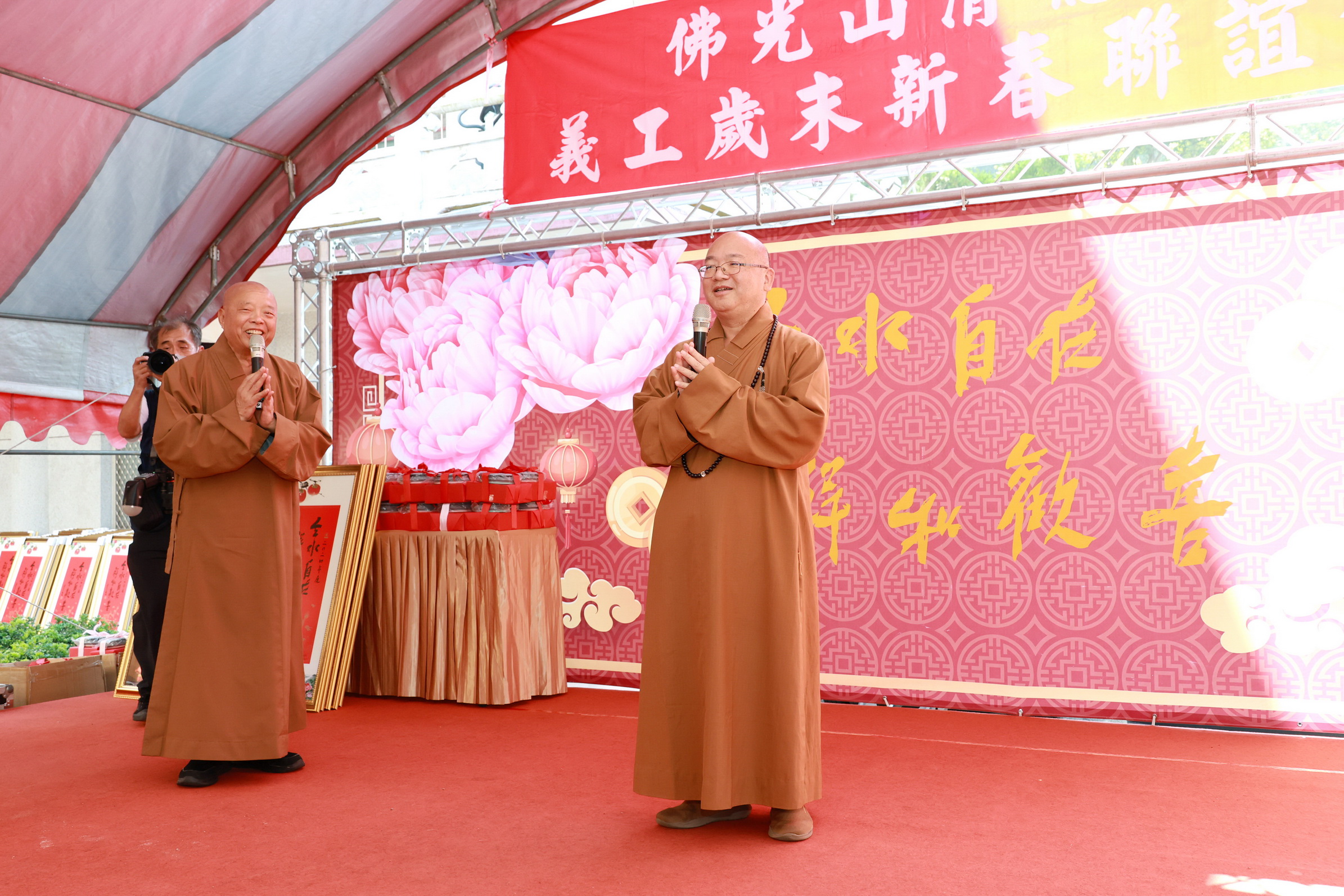 相關圖片2-清德寺歲末義工圍爐聯誼溫馨 許縣長歡喜受贈星雲大師墨寶