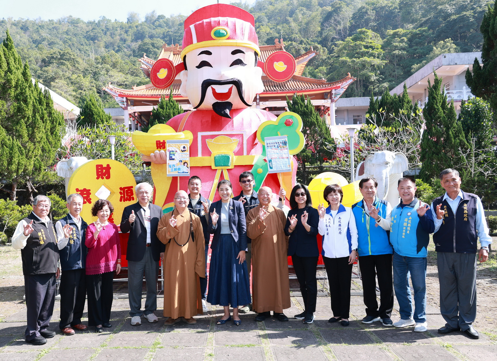 相關圖片4-清德寺歲末義工圍爐聯誼溫馨 許縣長歡喜受贈星雲大師墨寶