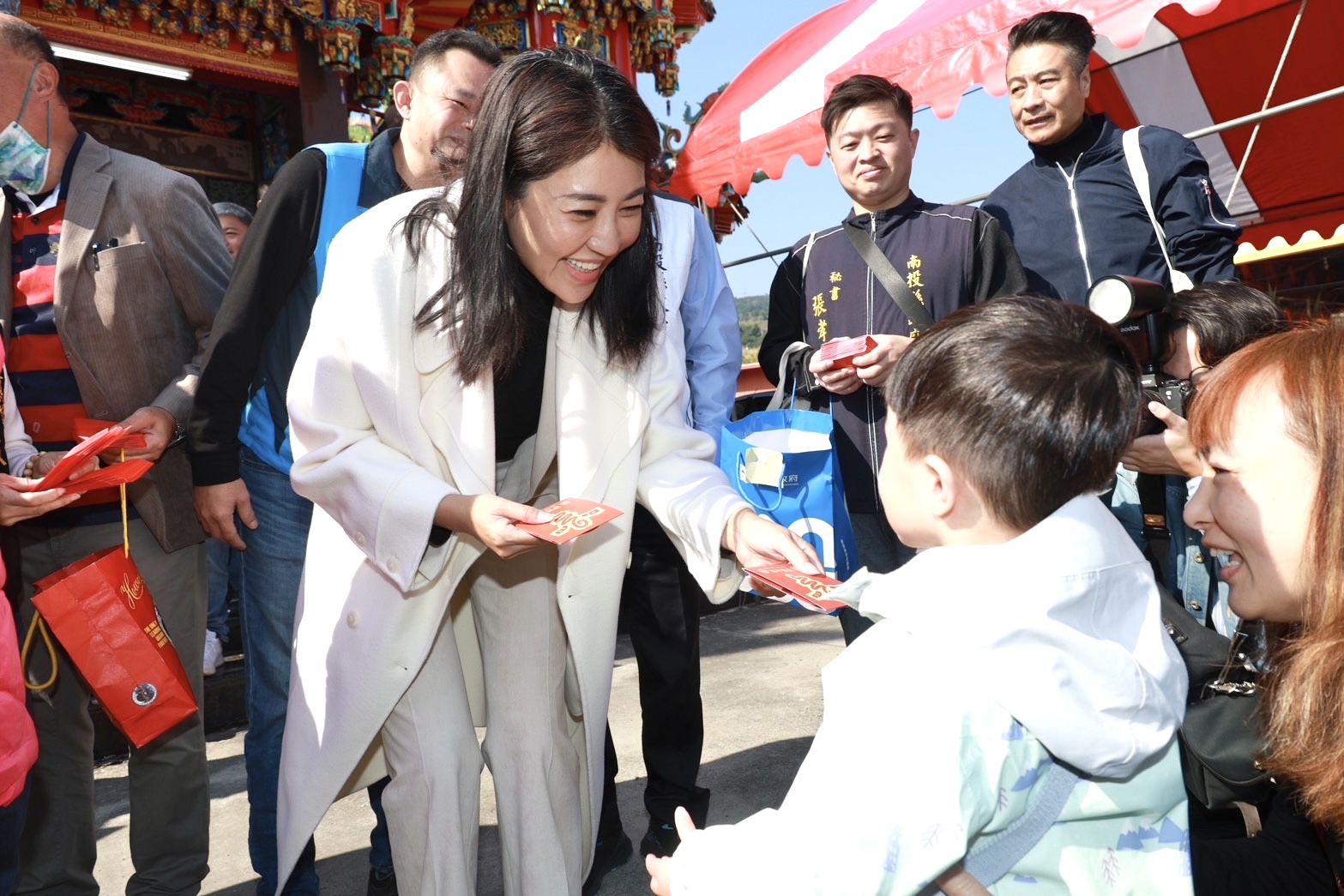 文章圖片-許縣長年初一跑7宮廟 祈福發小紅包