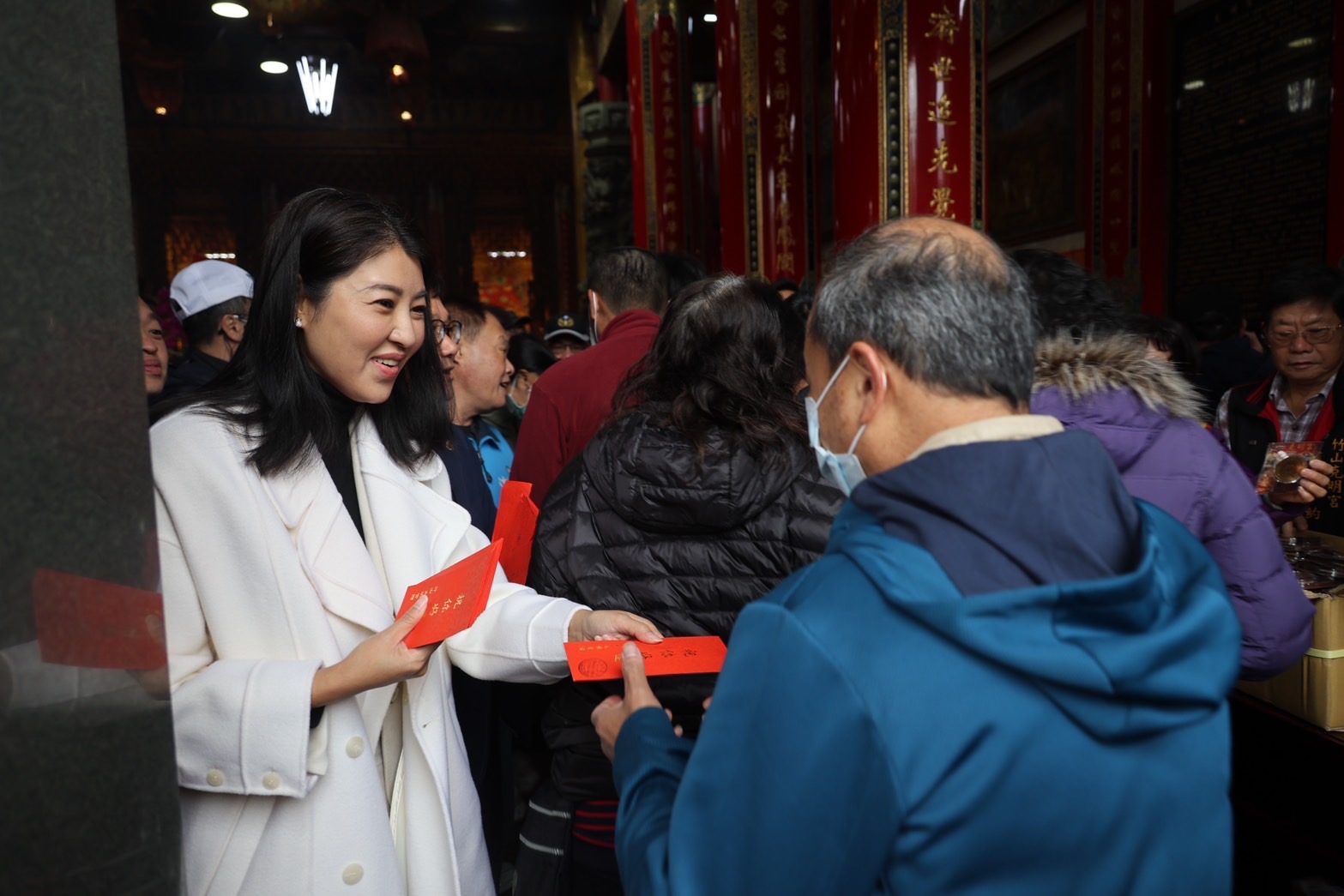 相關圖片2-許縣長年初一跑7宮廟 祈福發小紅包