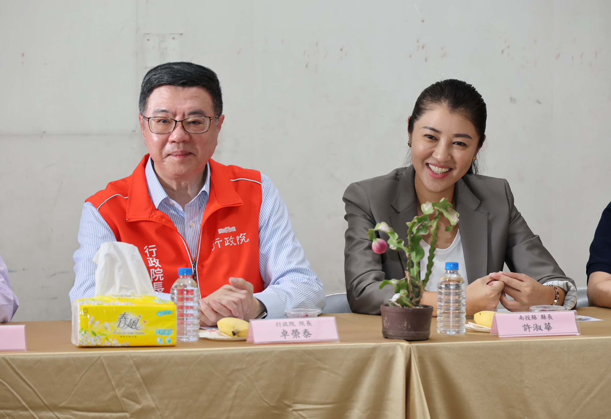 other image2-Eastern Caotun Rest Area along National Highway No. 6 Officially Opened. County Mayor Hsu Cut the Ribbon and Accompanied Premier Cho to Inspect Red Dragon Fruit Export Orchard, July 13th
