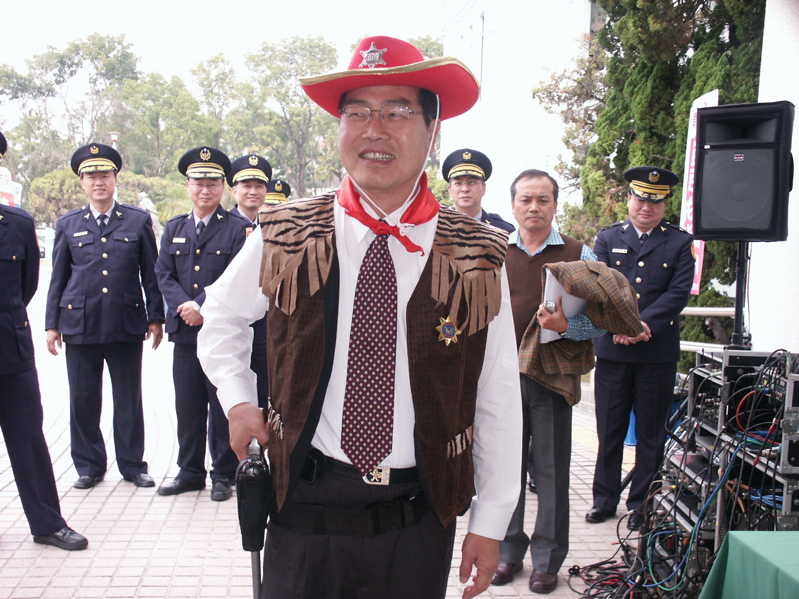 圖片-李縣長扮牛仔警長主持110預防犯罪誓師大會