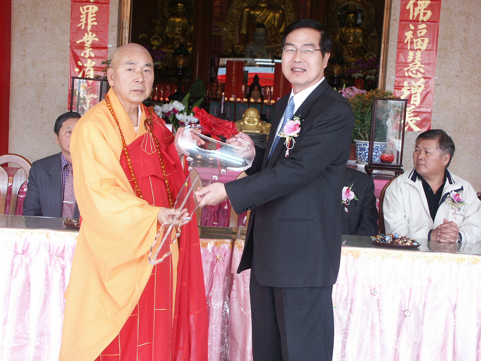 圖片-李縣長代表接受國姓菩提寺捐贈本縣救護車