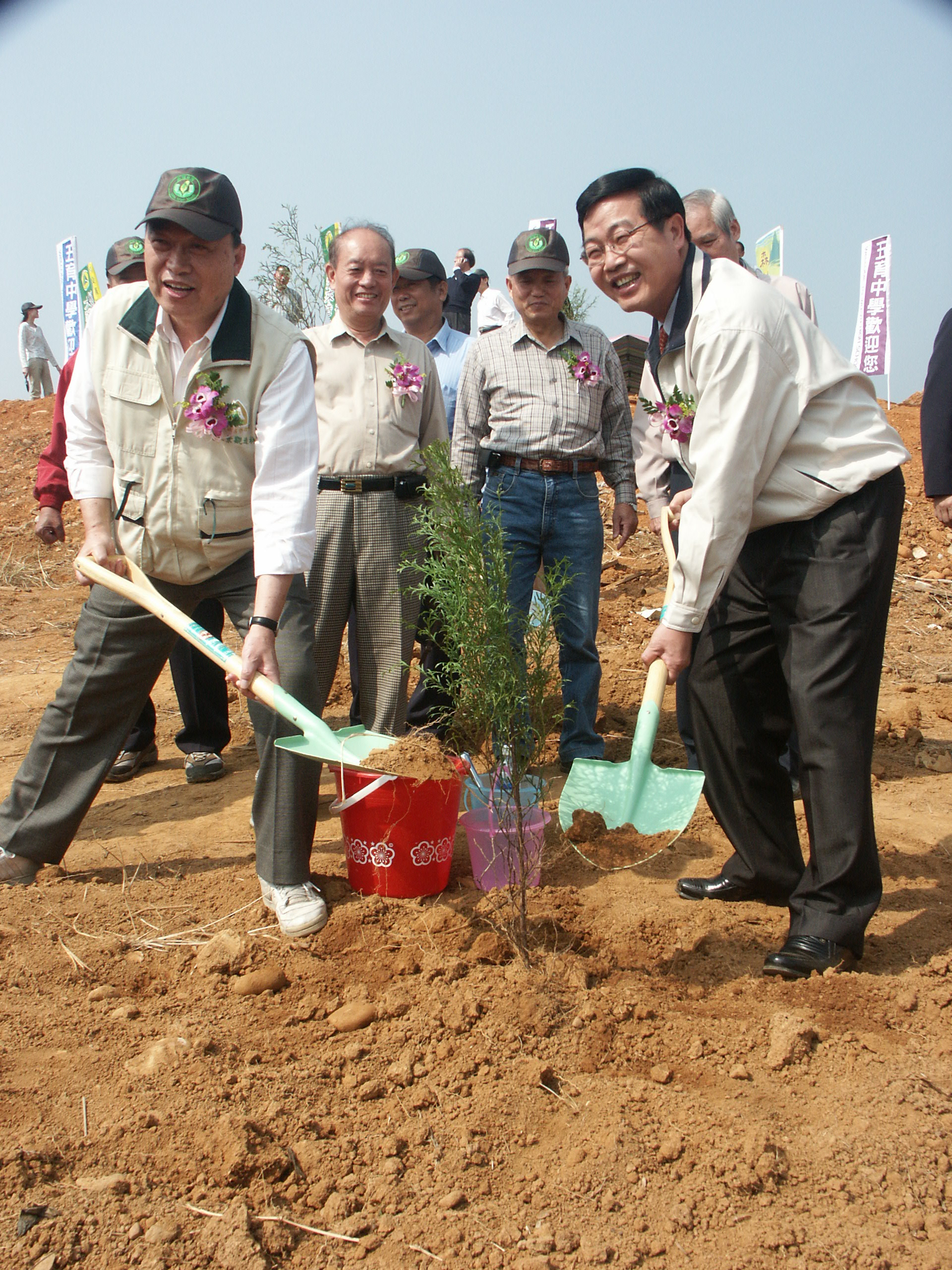 圖片-李縣長主持森護台灣美麗南投植樹活動