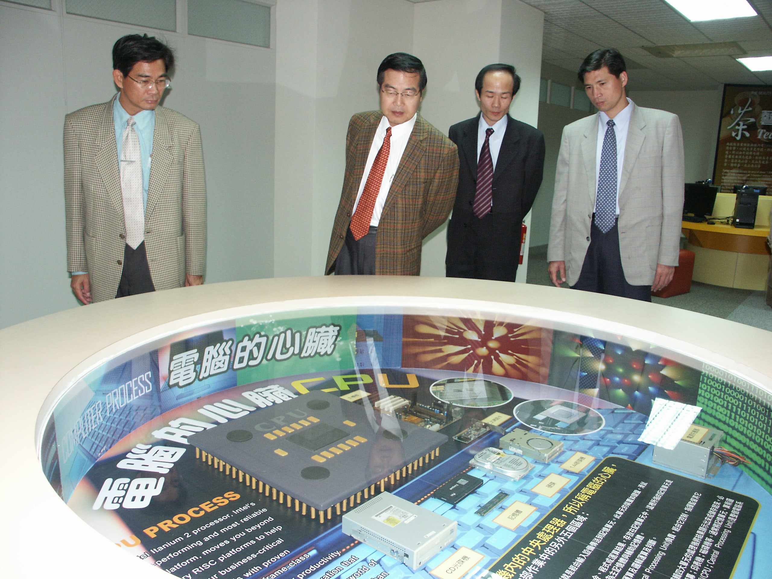 圖片-李縣長至本縣資訊大樓了解營運及管理情形