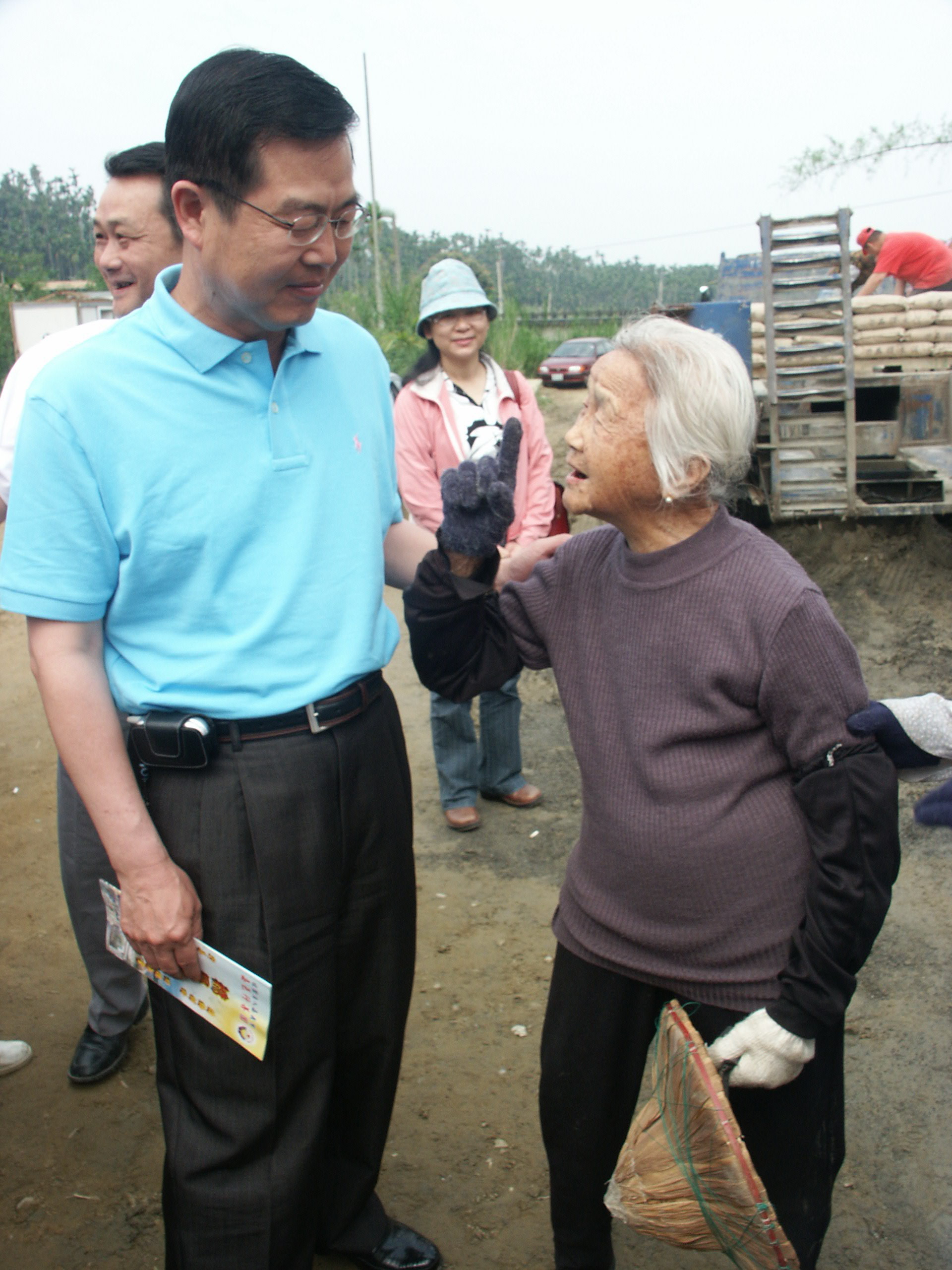 圖片-縣長李朝卿前往竹山鎮田子里慰勞嘉邑行善團 及視察文田國小