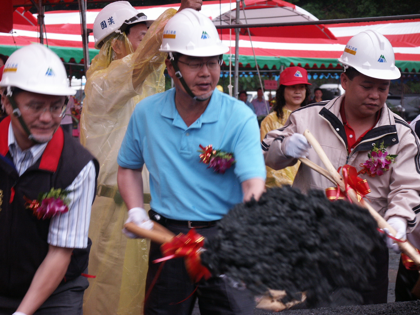 圖片-李縣長主持投83線萬豐至法治村道路打通開工典禮