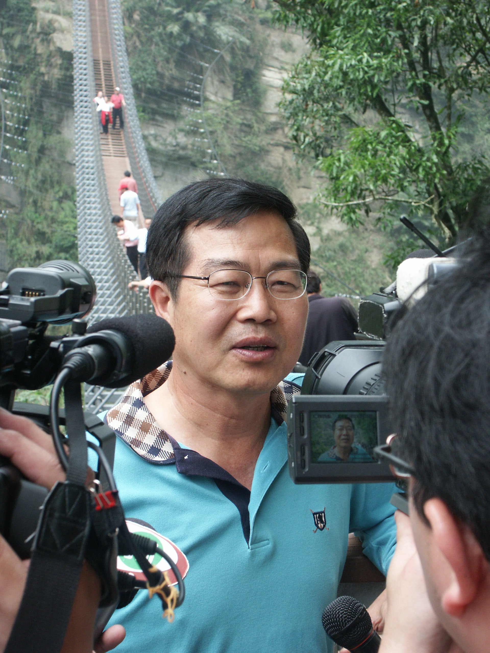 圖片-李縣長前往竹山大鞍太極峽谷視察全國第一座梯子吊橋