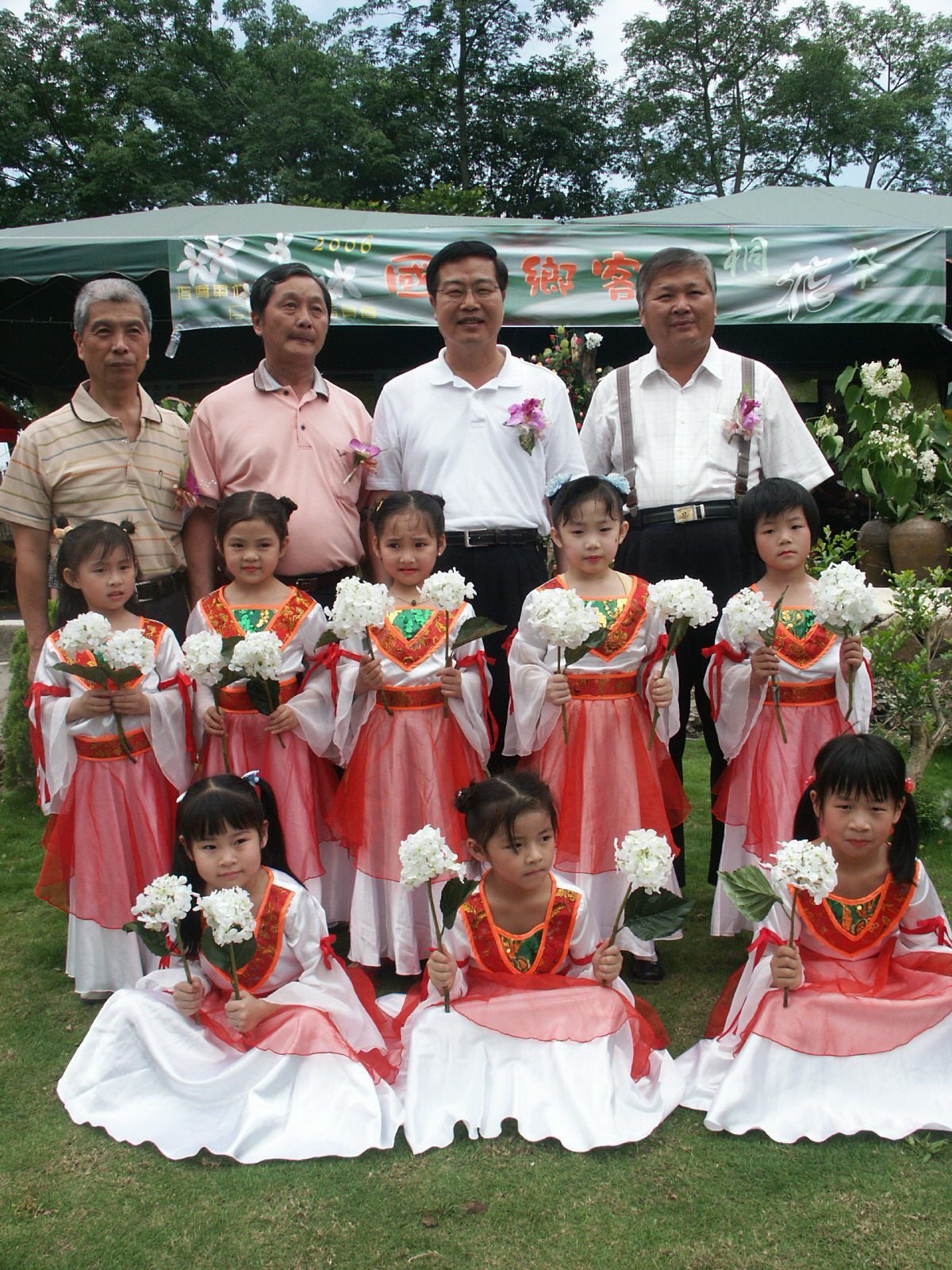 圖片-李縣長參與2006客家桐花祭活動  邀請全國朋友一同共襄盛舉